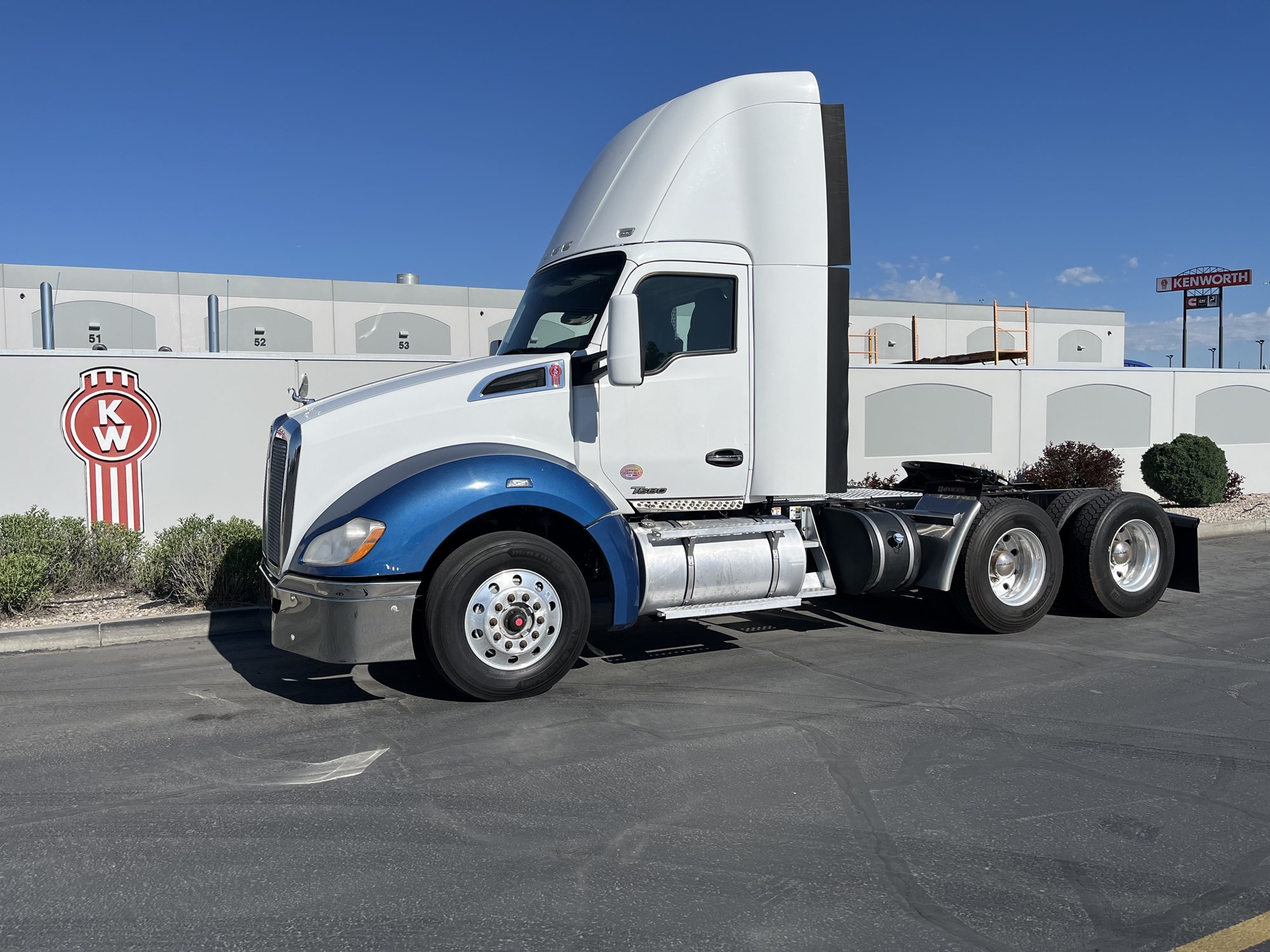 2016 Kenworth T680 - image 1 of 6