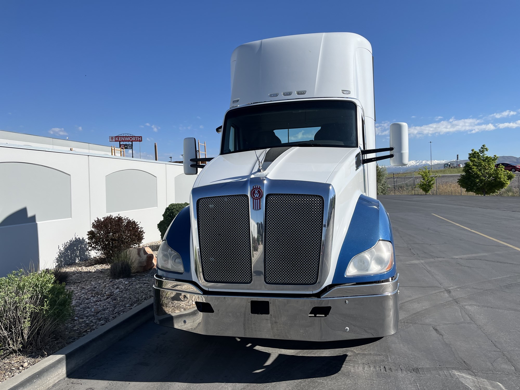 2016 Kenworth T680 - image 2 of 6