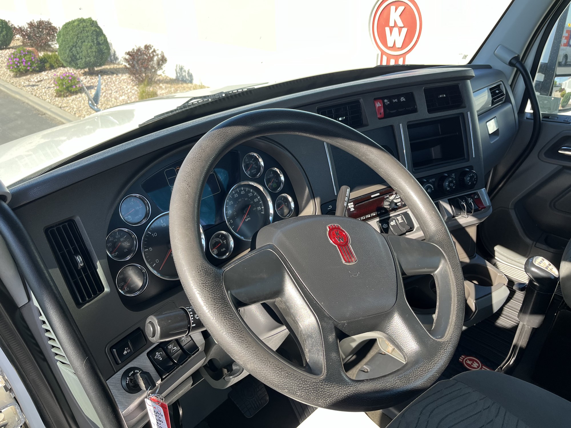 2016 Kenworth T680 - image 5 of 6