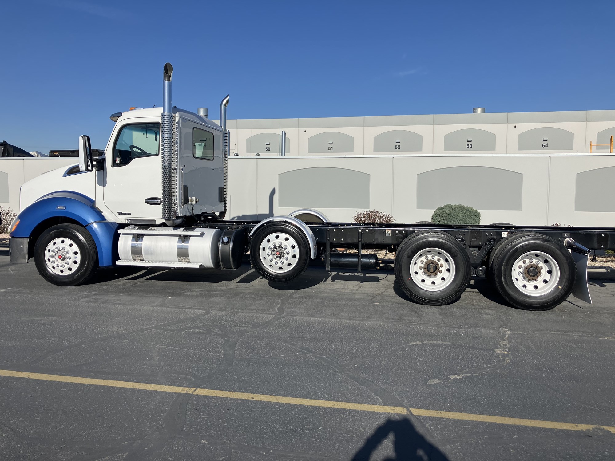 2017 Kenworth T680 - image 2 of 6