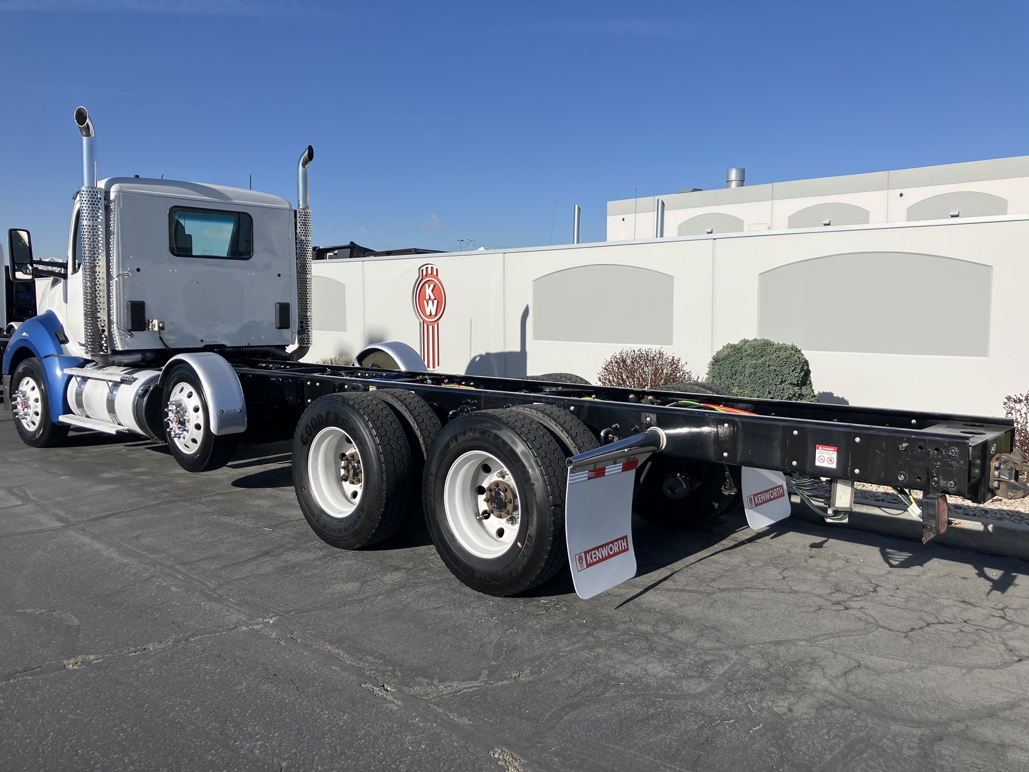 2017 Kenworth T680 - image 3 of 6