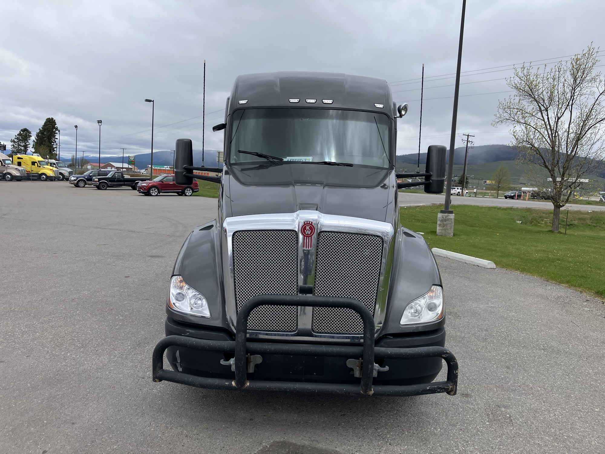 2018 Kenworth T680 - image 2 of 6