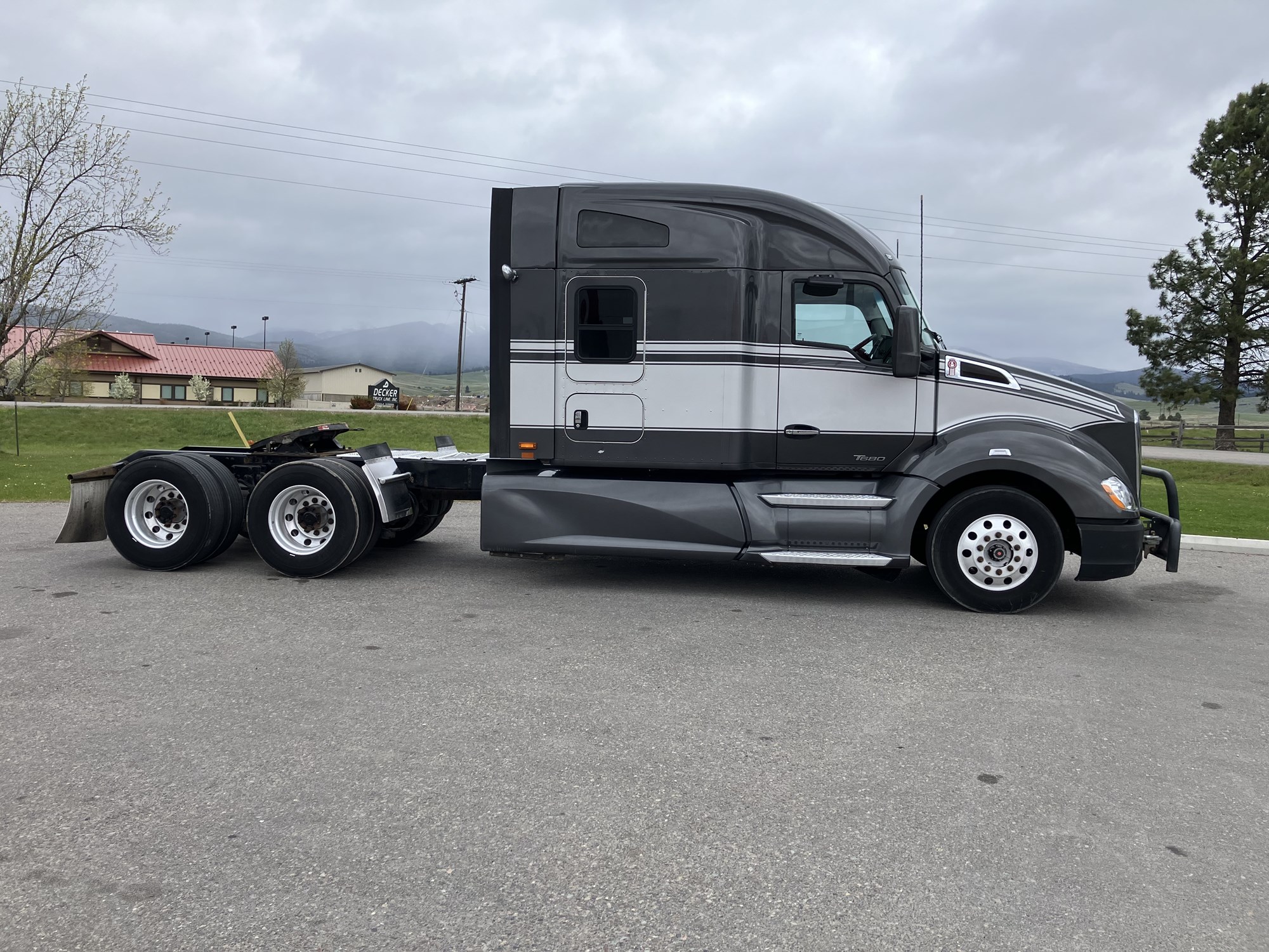 2018 Kenworth T680 - image 4 of 6