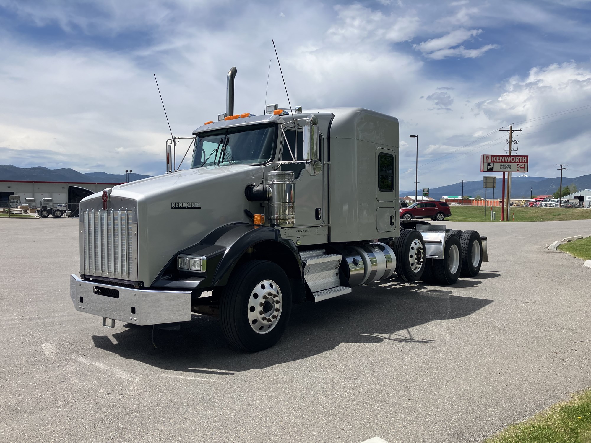 2020 Kenworth T800 - image 1 of 6