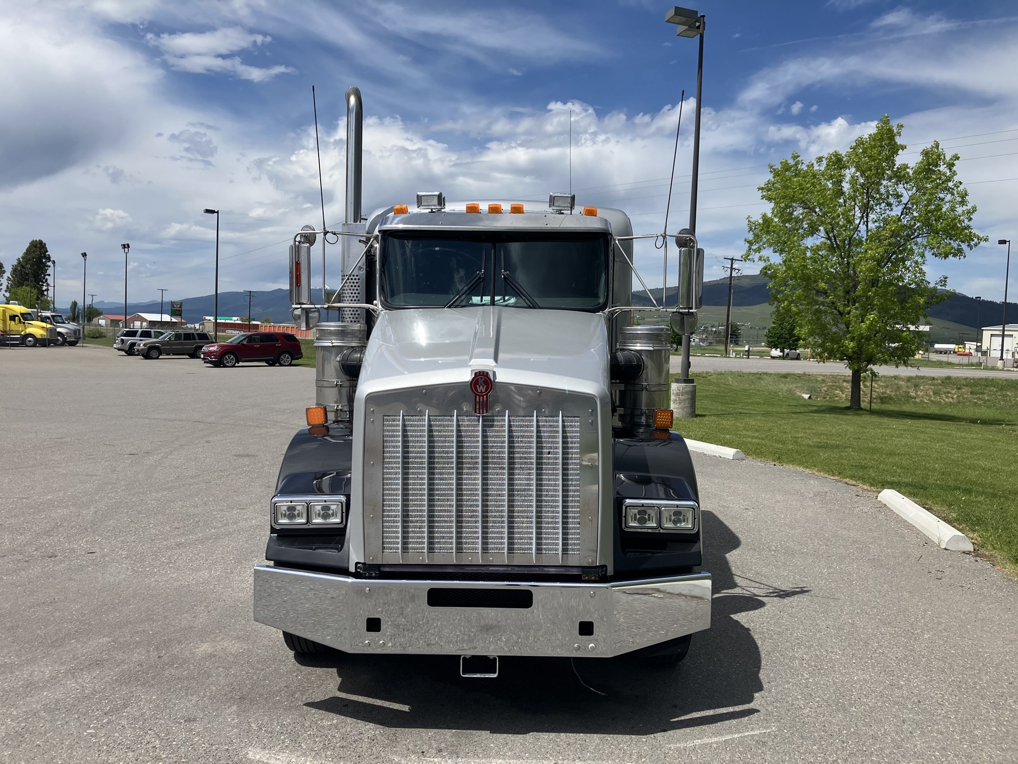 2020 Kenworth T800 - image 2 of 6