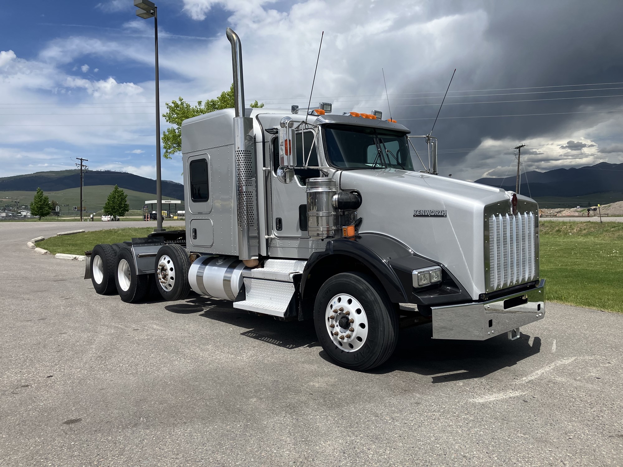 2020 Kenworth T800 - image 3 of 6