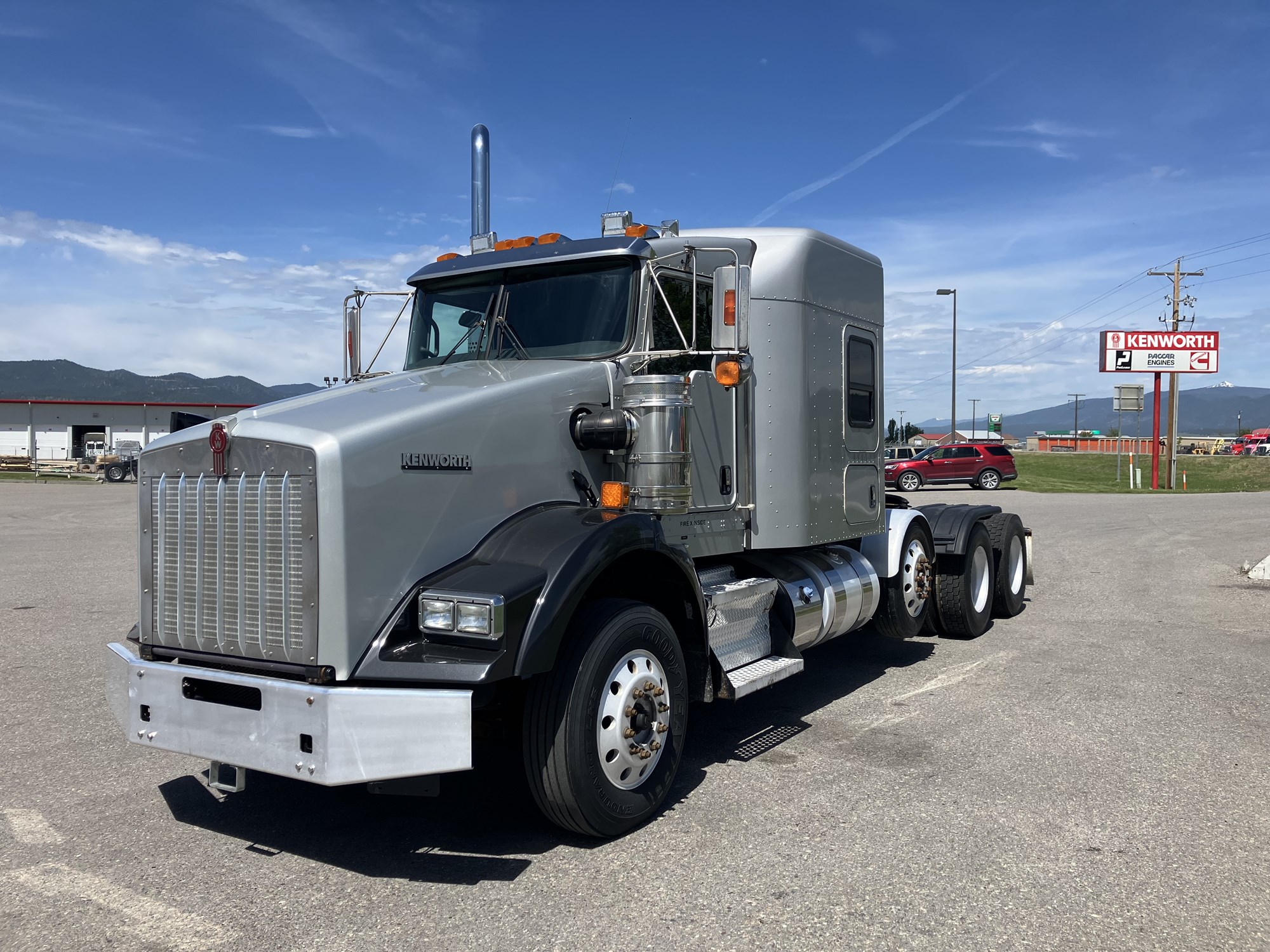 2020 Kenworth T800 - image 1 of 6