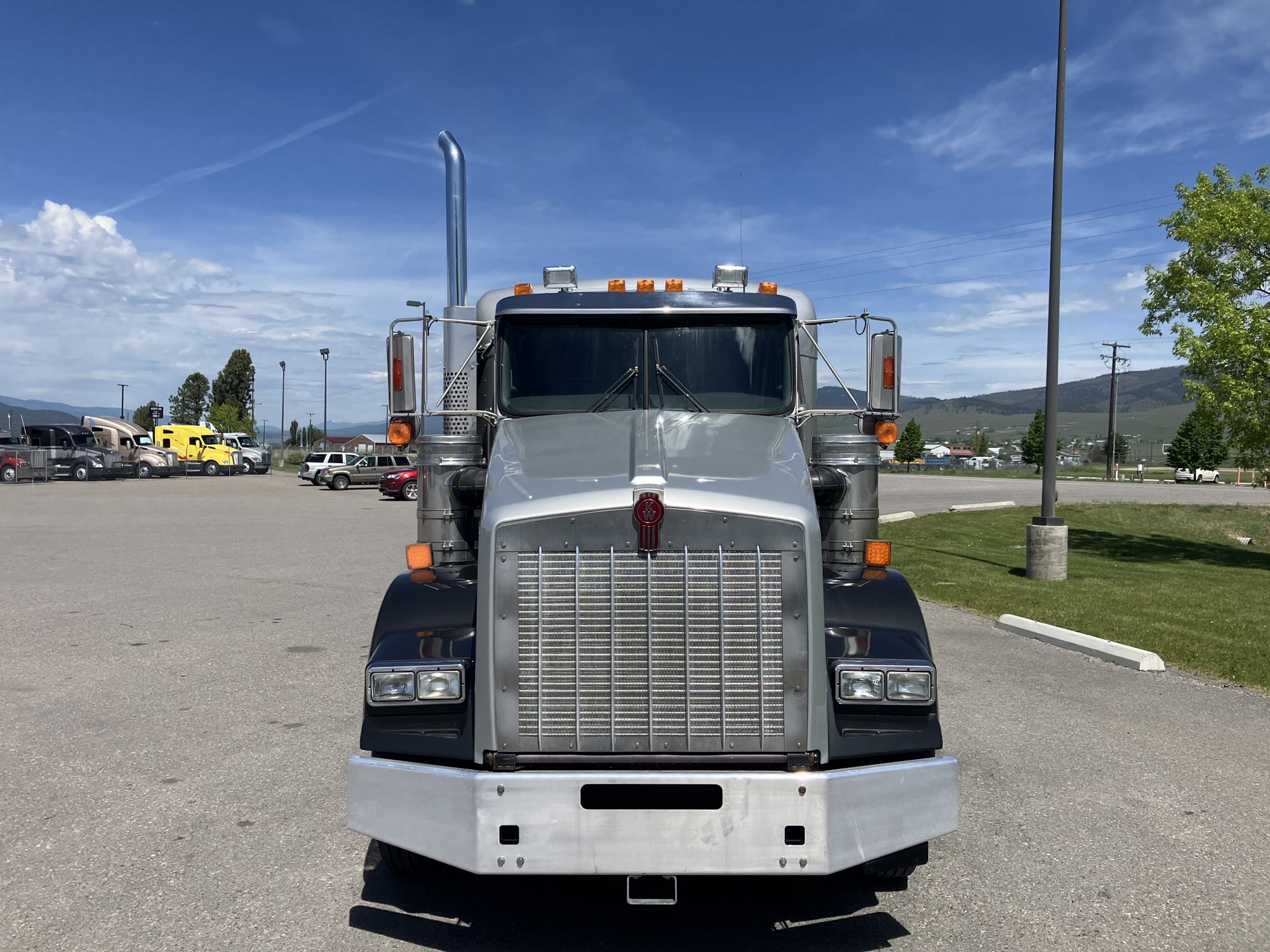 2020 Kenworth T800 - image 2 of 6