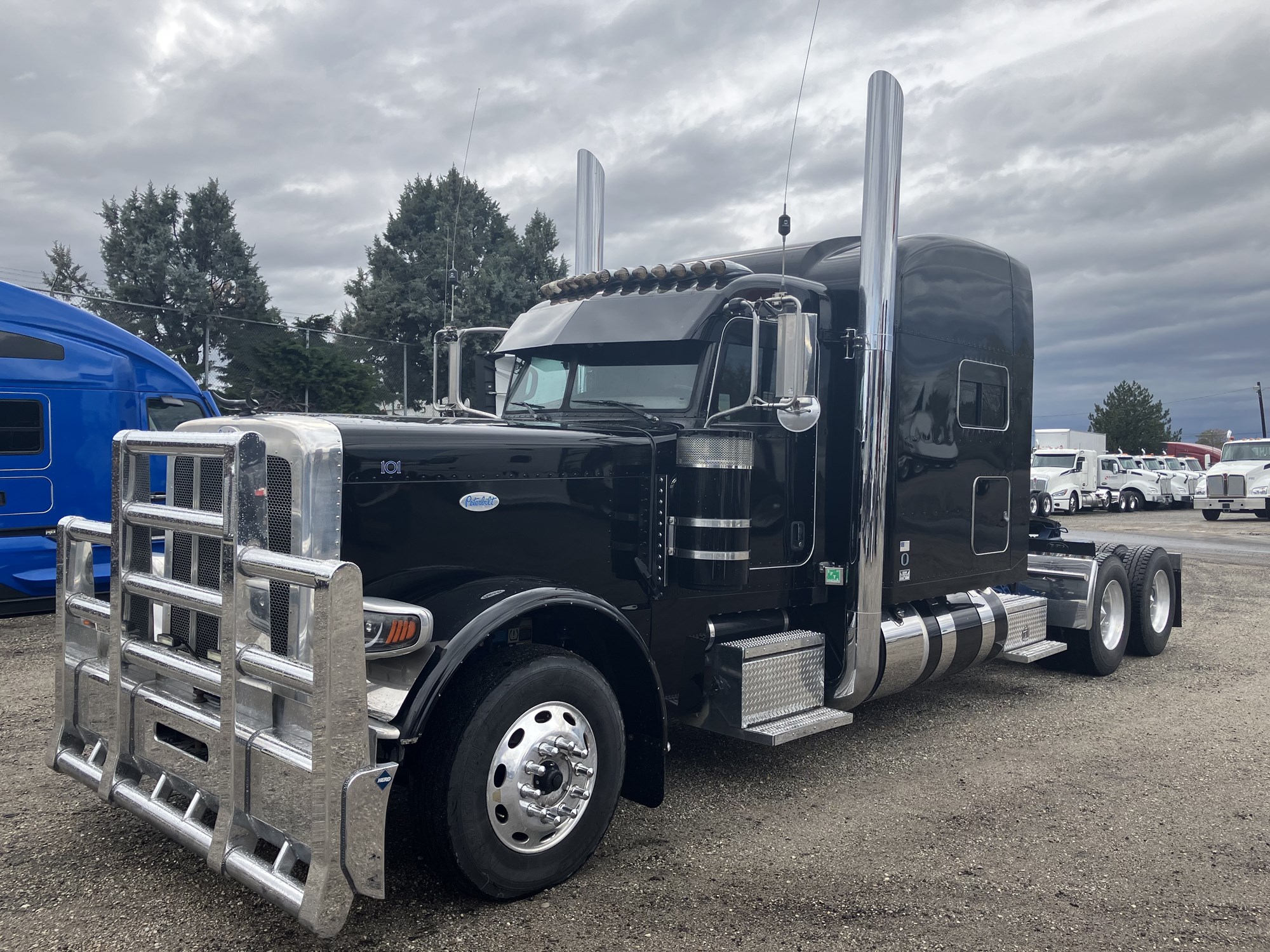 2022 Peterbilt 389 - image 1 of 6