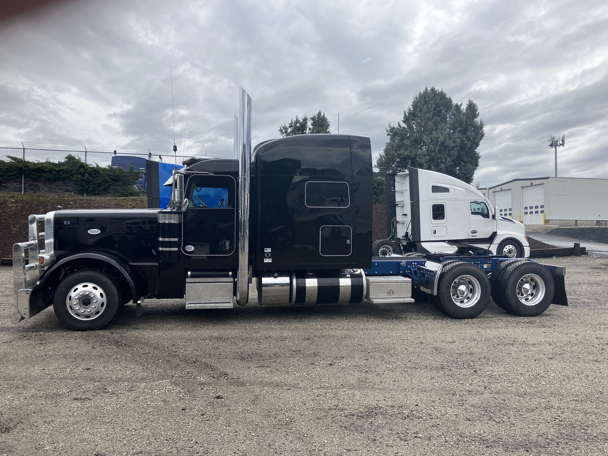 2022 Peterbilt 389 - image 2 of 6