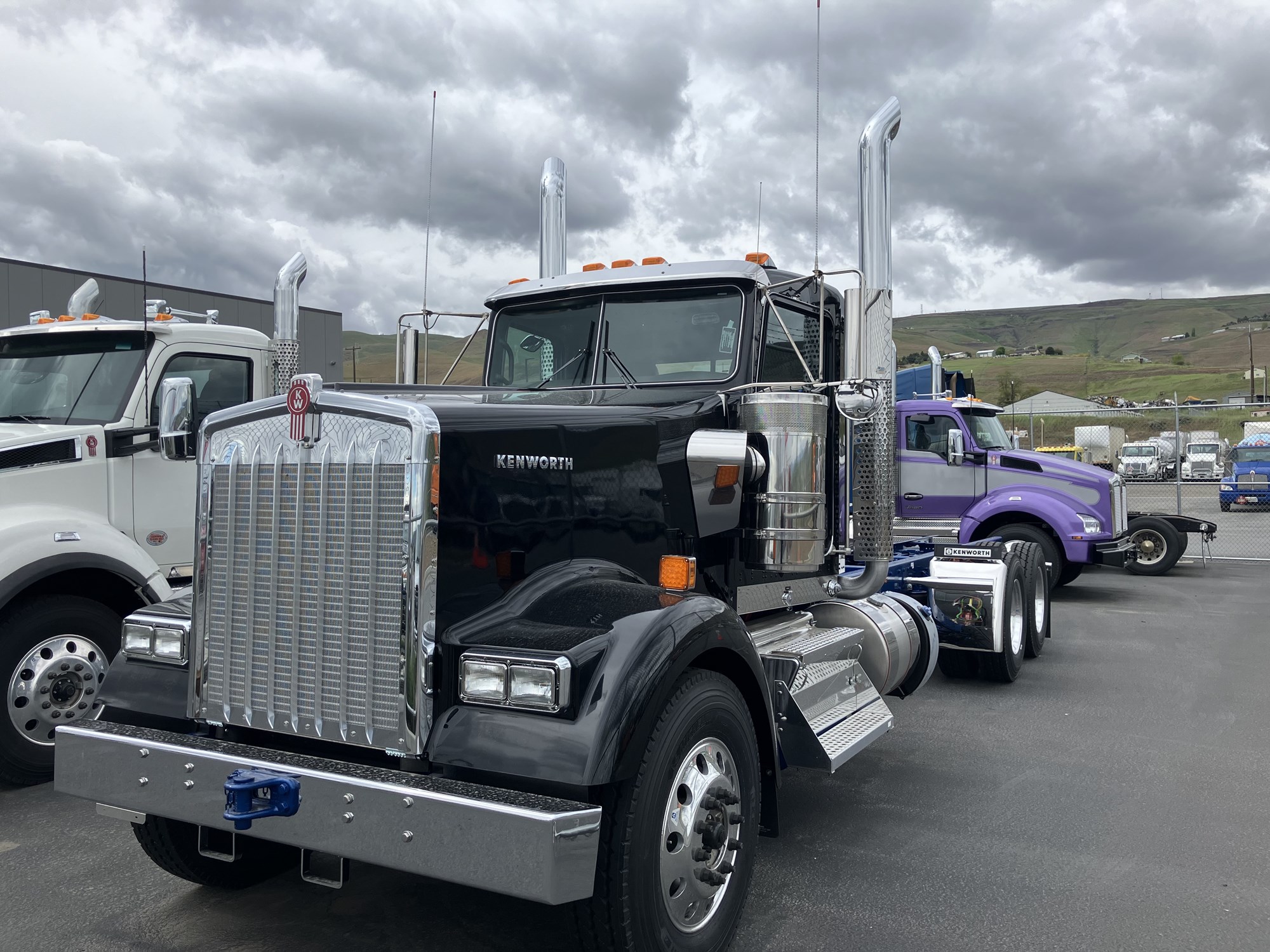 2025 Kenworth W900L - image 2 of 5