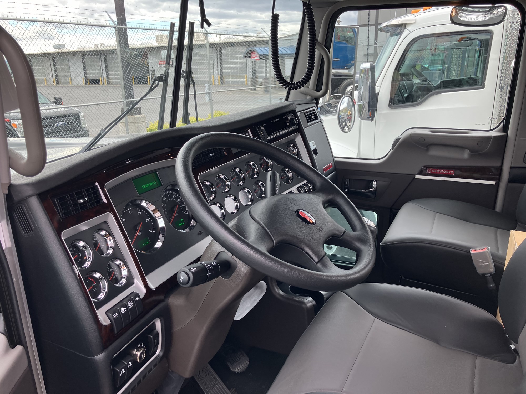 2025 Kenworth W900L - image 3 of 5