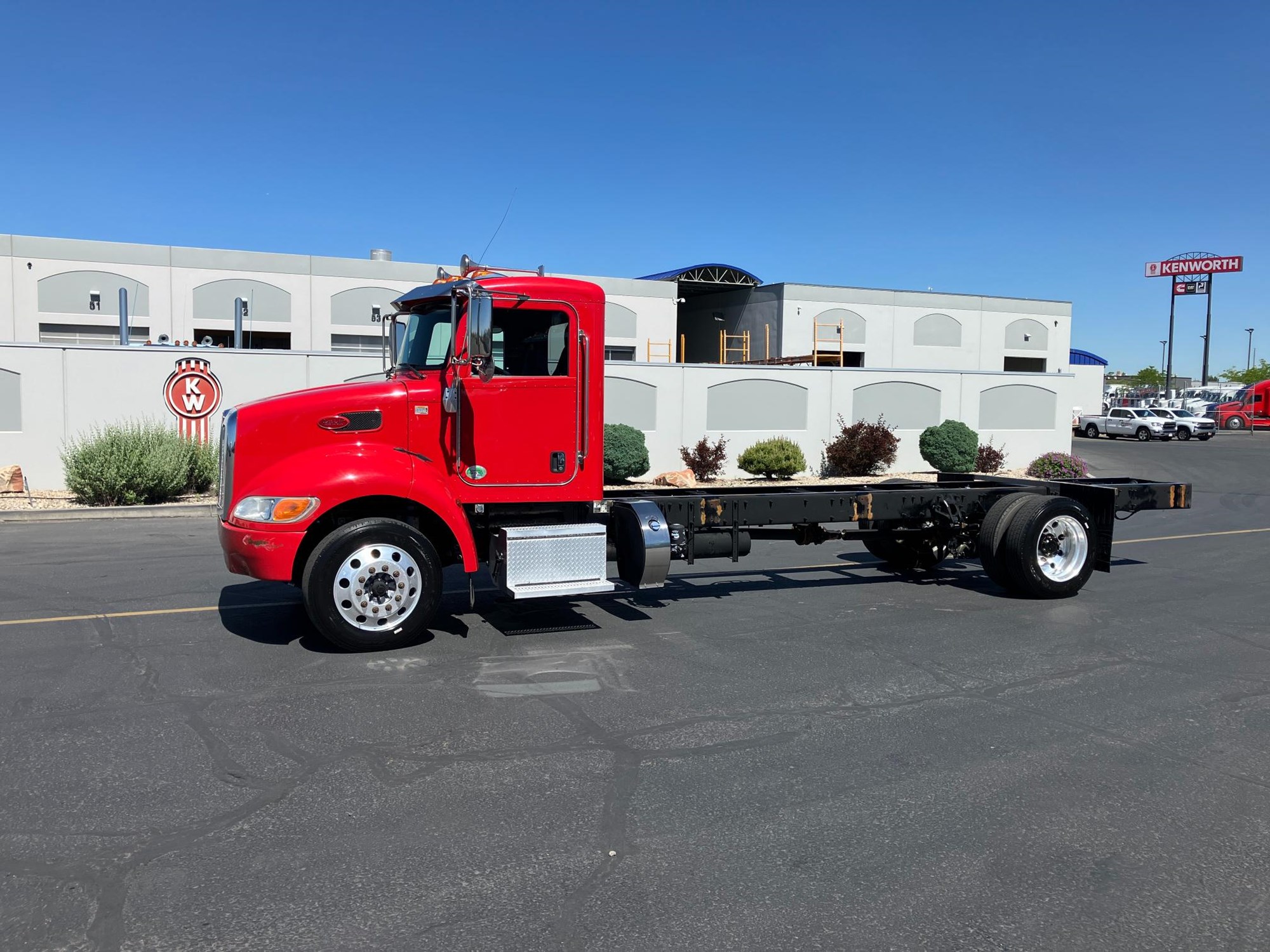 2018 Peterbilt 337 - image 1 of 6