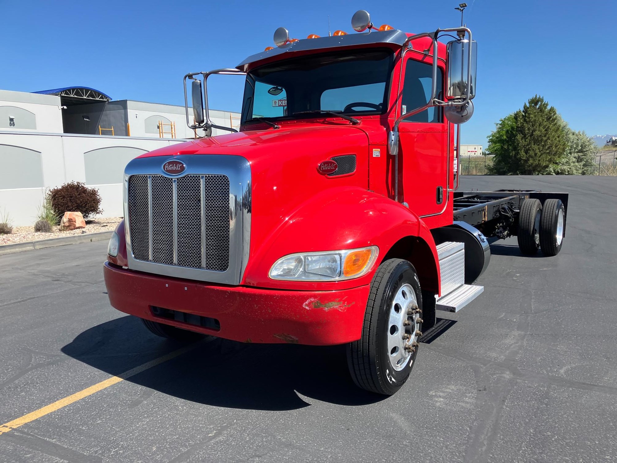 2018 Peterbilt 337 - image 2 of 6