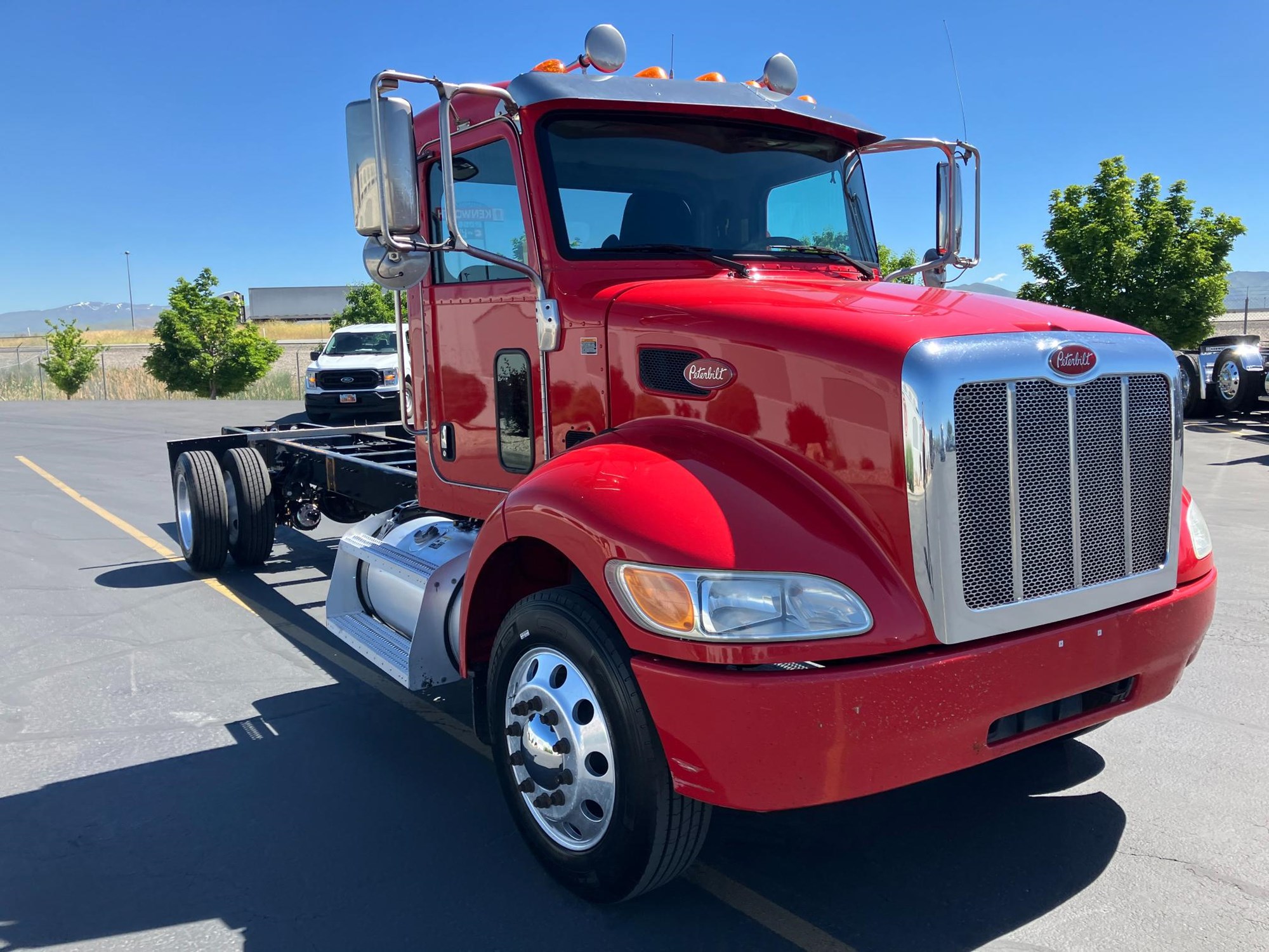 2018 Peterbilt 337 - image 3 of 6