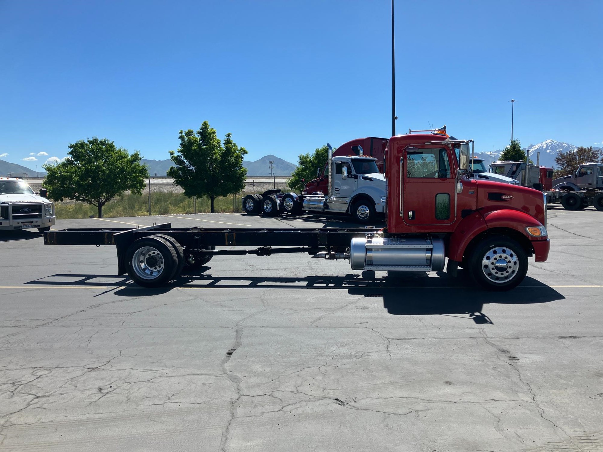 2018 Peterbilt 337 - image 4 of 6