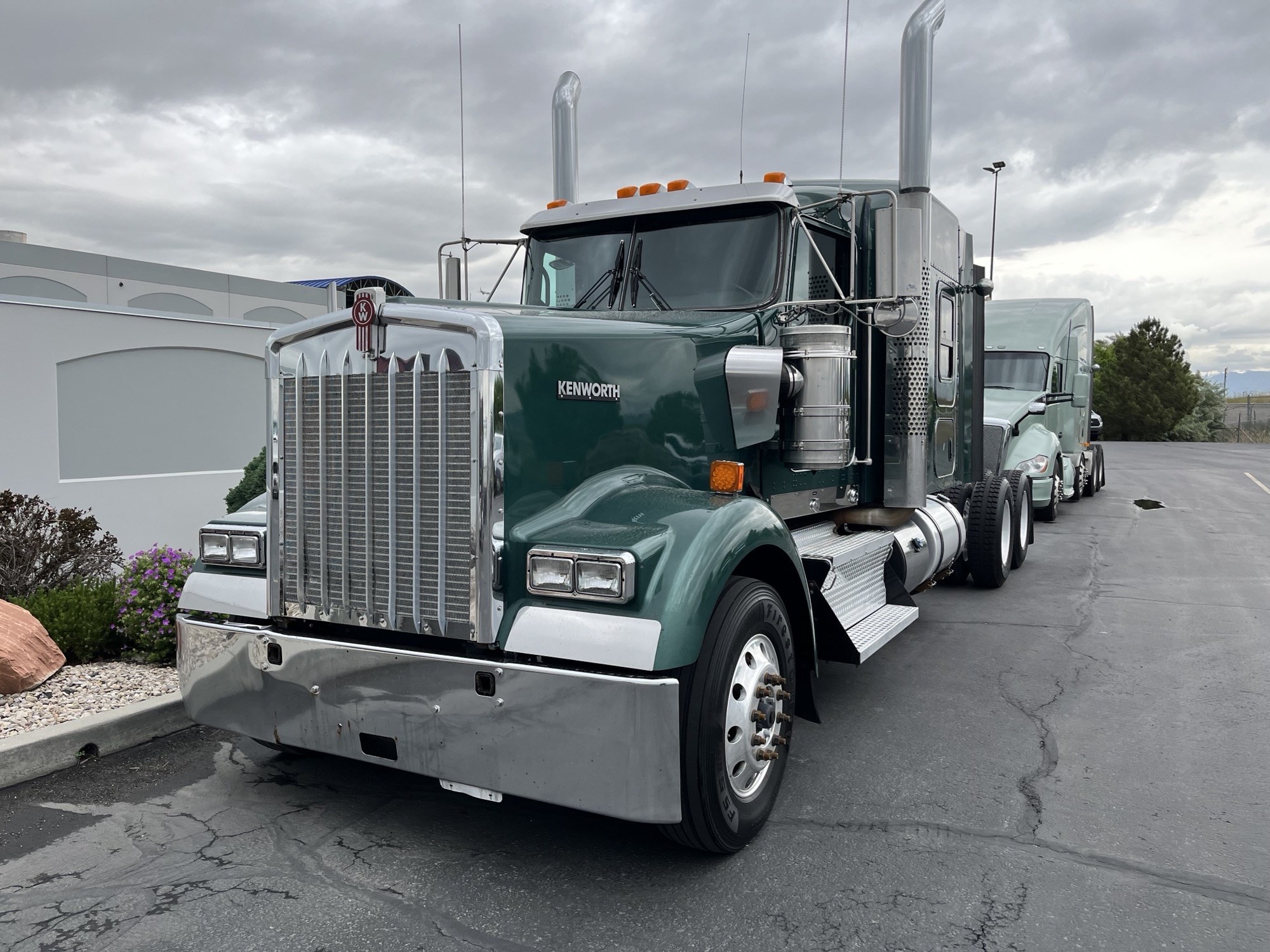 2019 Kenworth W900L - image 2 of 6