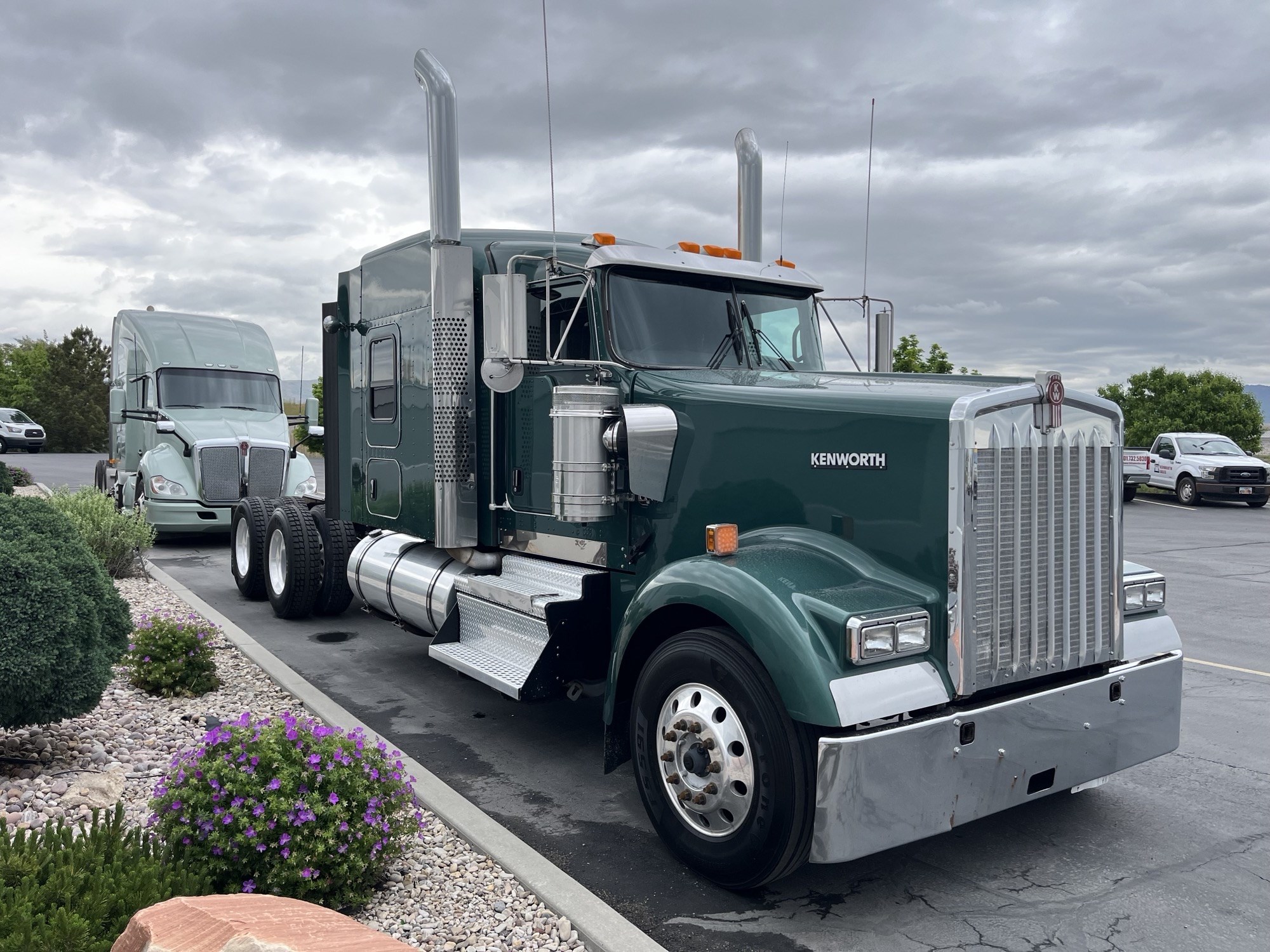 2019 Kenworth W900L - image 3 of 6