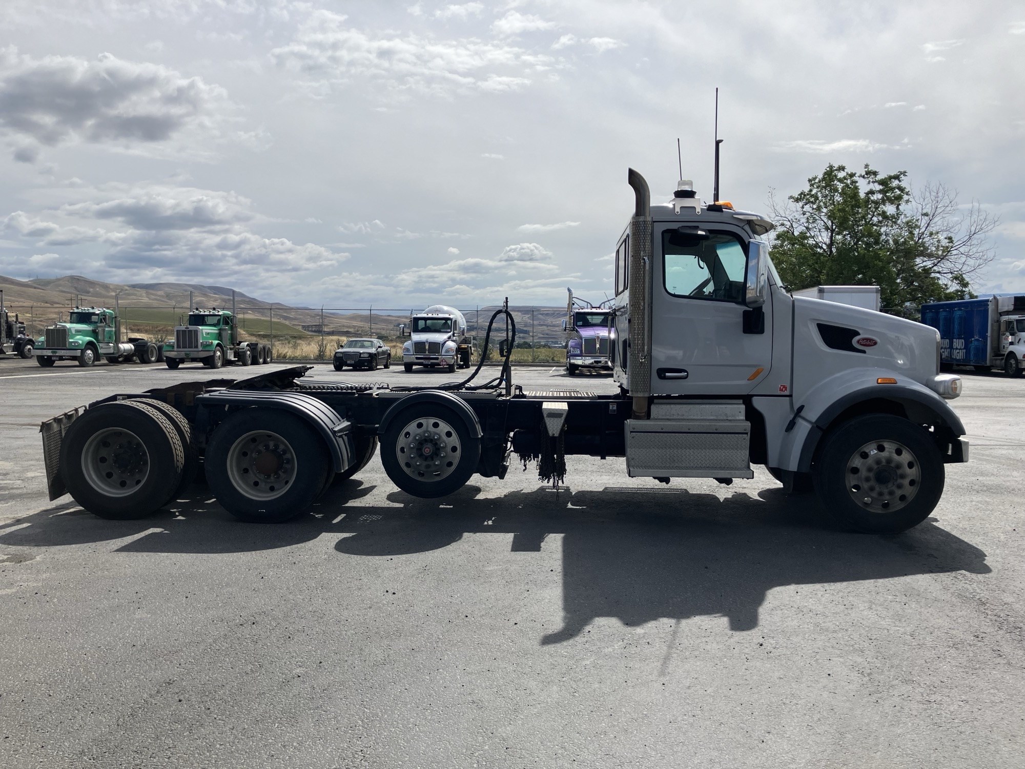 2020 Peterbilt 567 - image 4 of 6