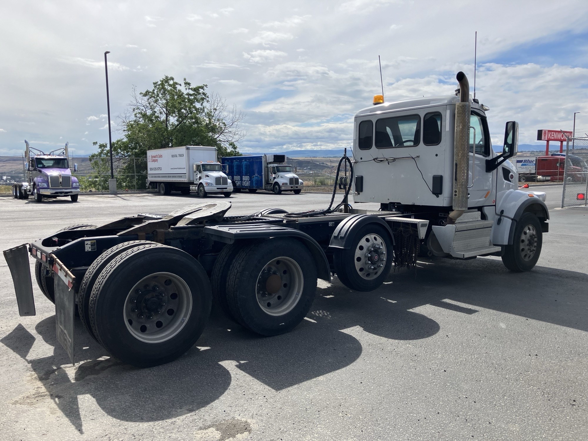 2020 Peterbilt 567 - image 5 of 6