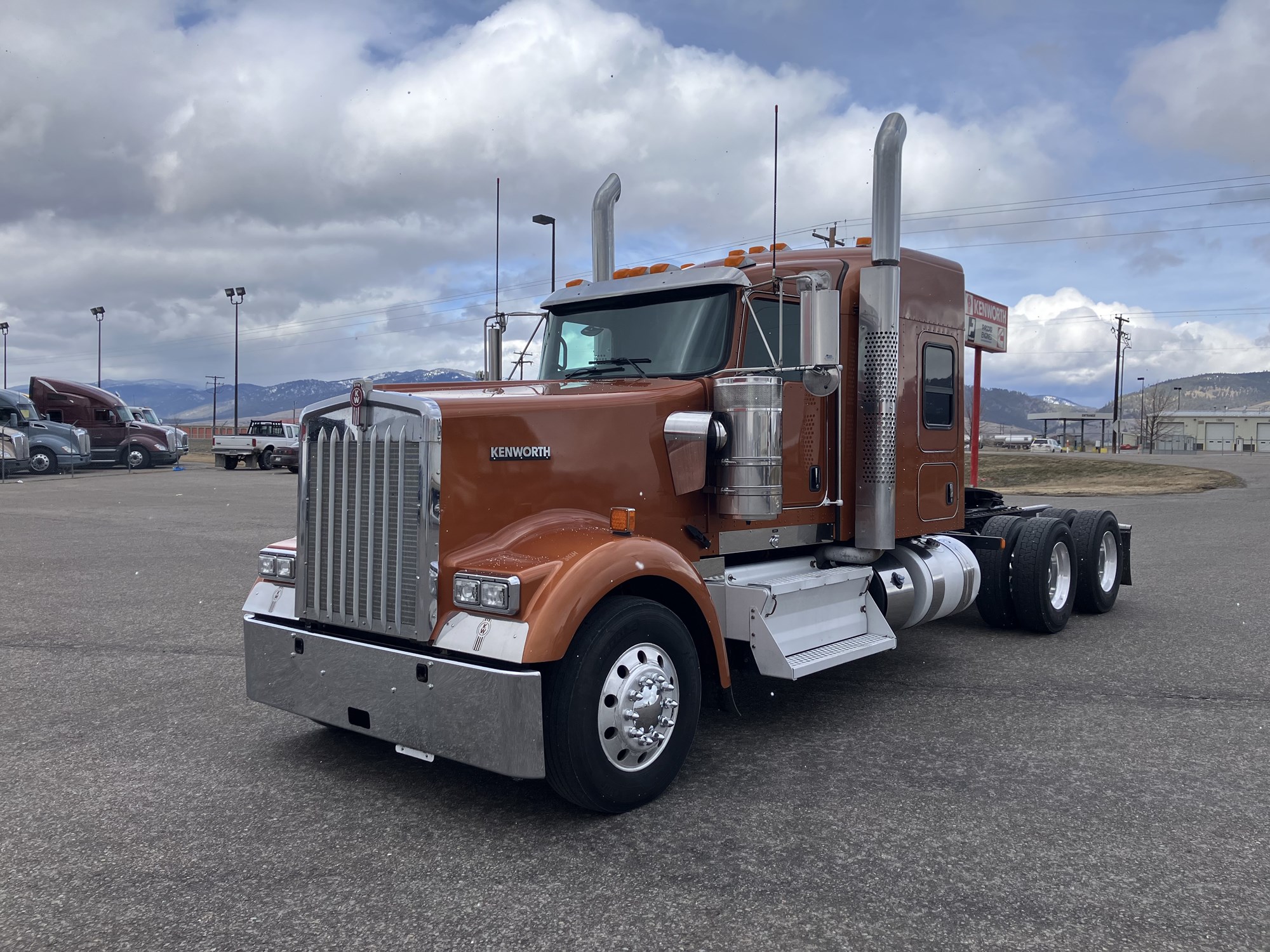 2020 Kenworth W900 - image 1 of 3