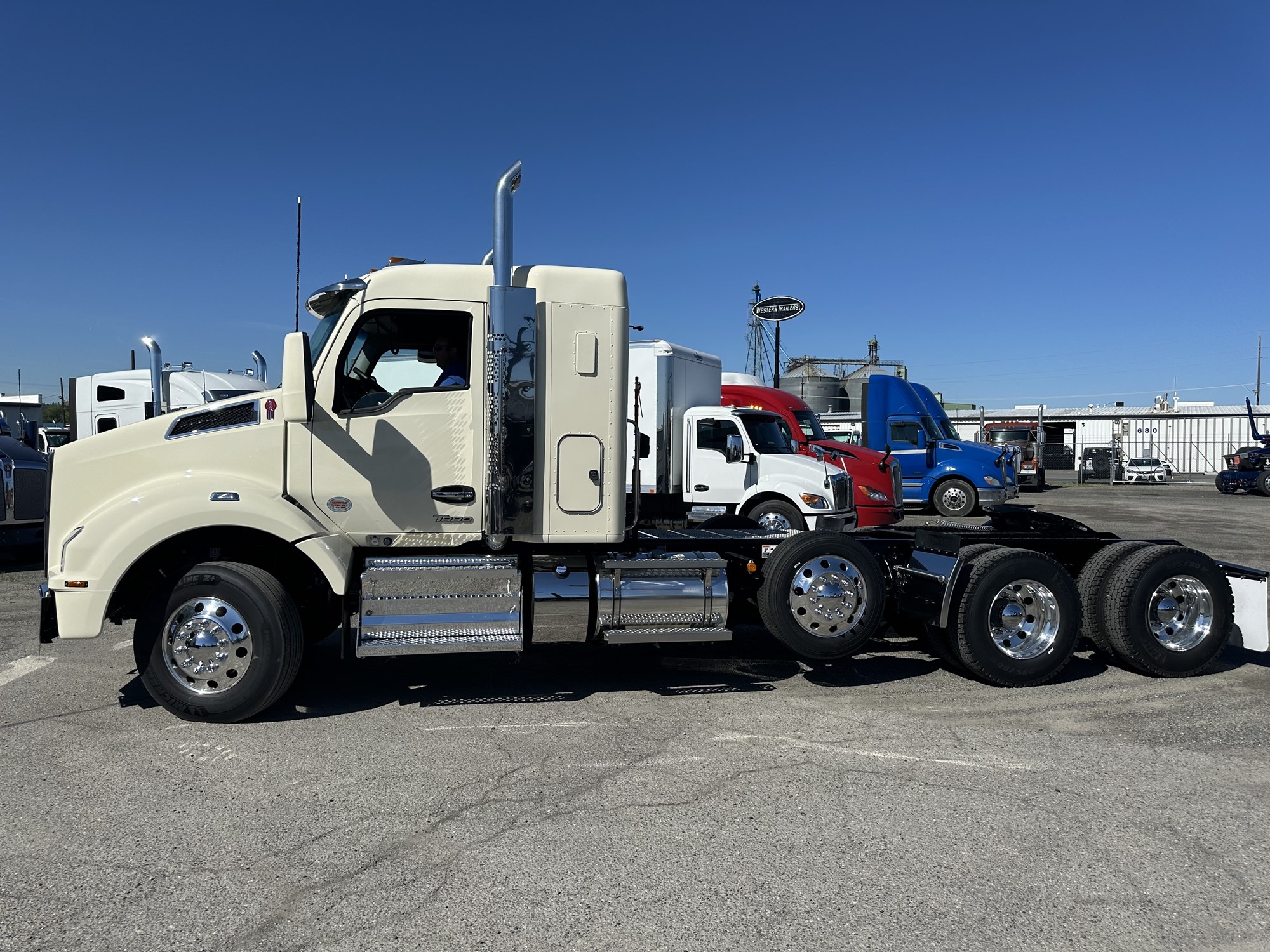 2025 Kenworth T880 - image 2 of 6