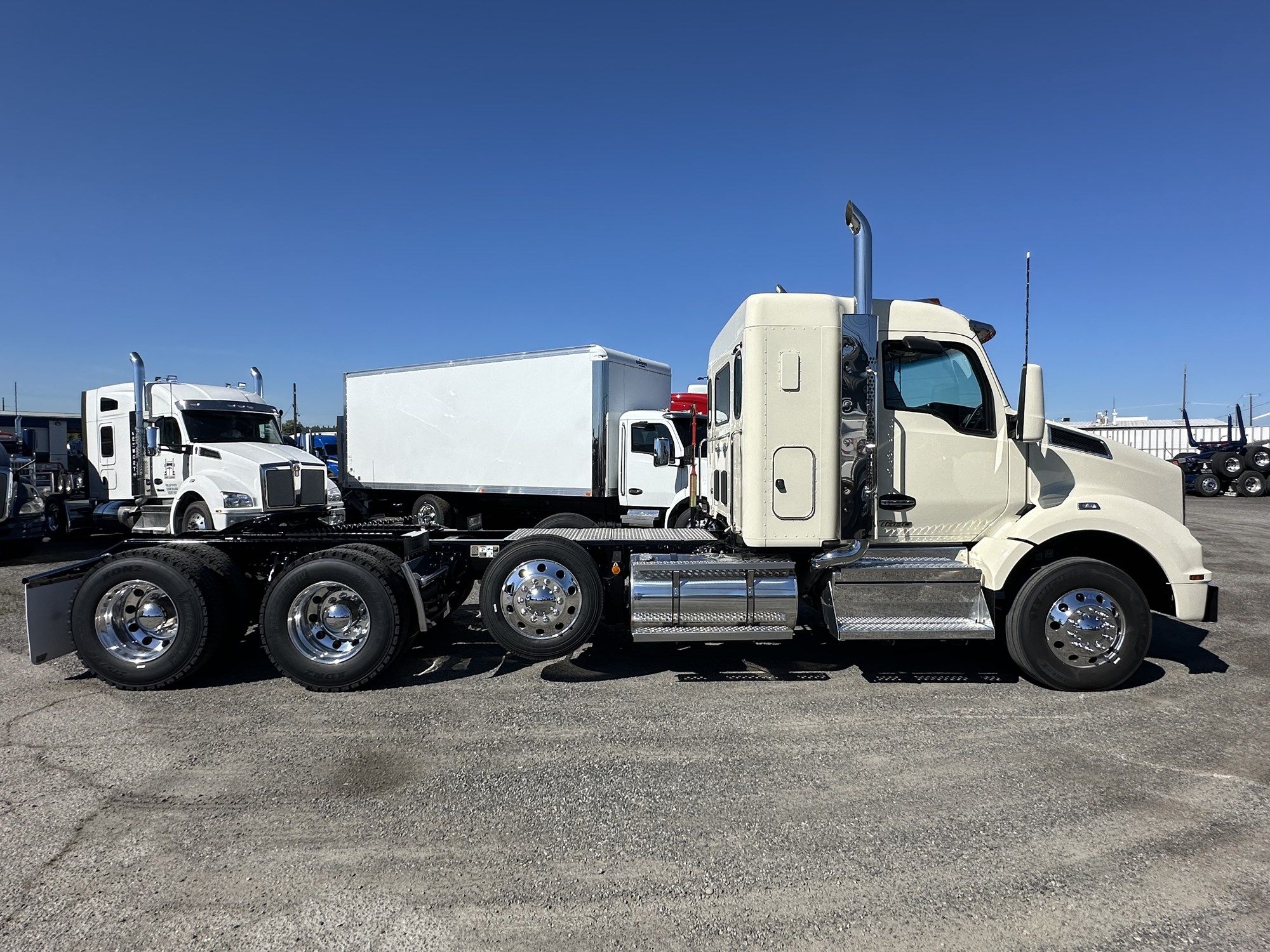 2025 Kenworth T880 - image 4 of 6