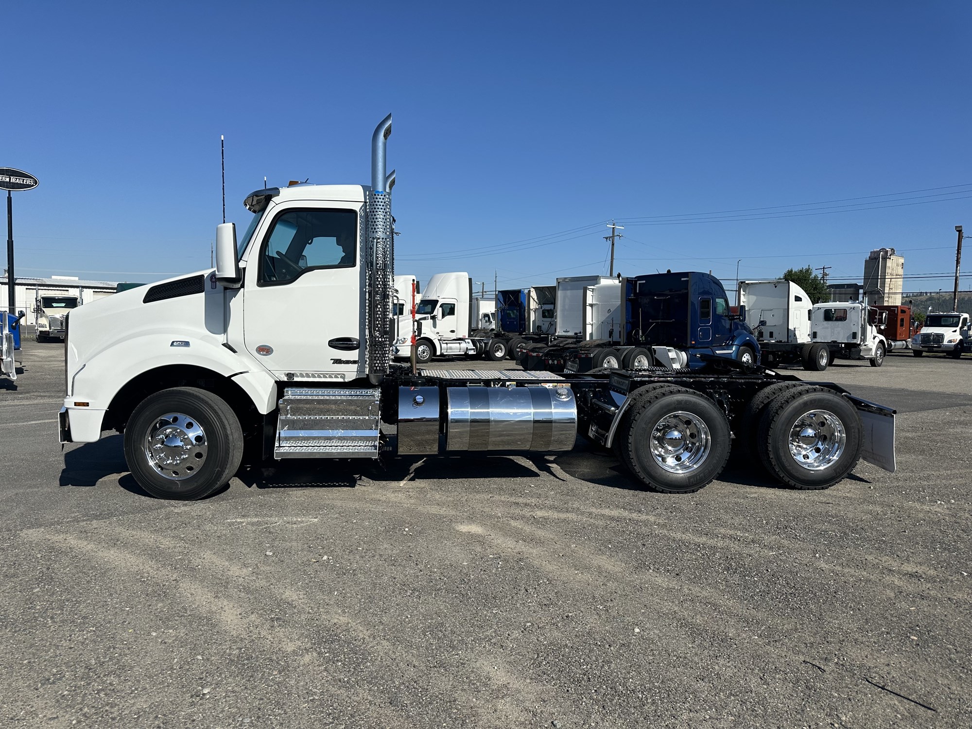 2025 Kenworth T880 - image 2 of 6