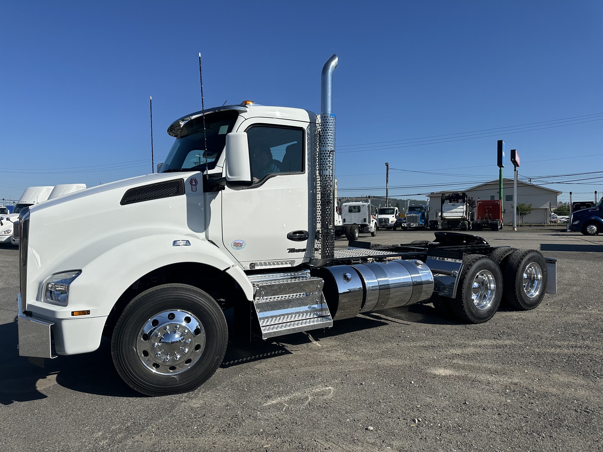 2025 Kenworth T880 - image 1 of 6