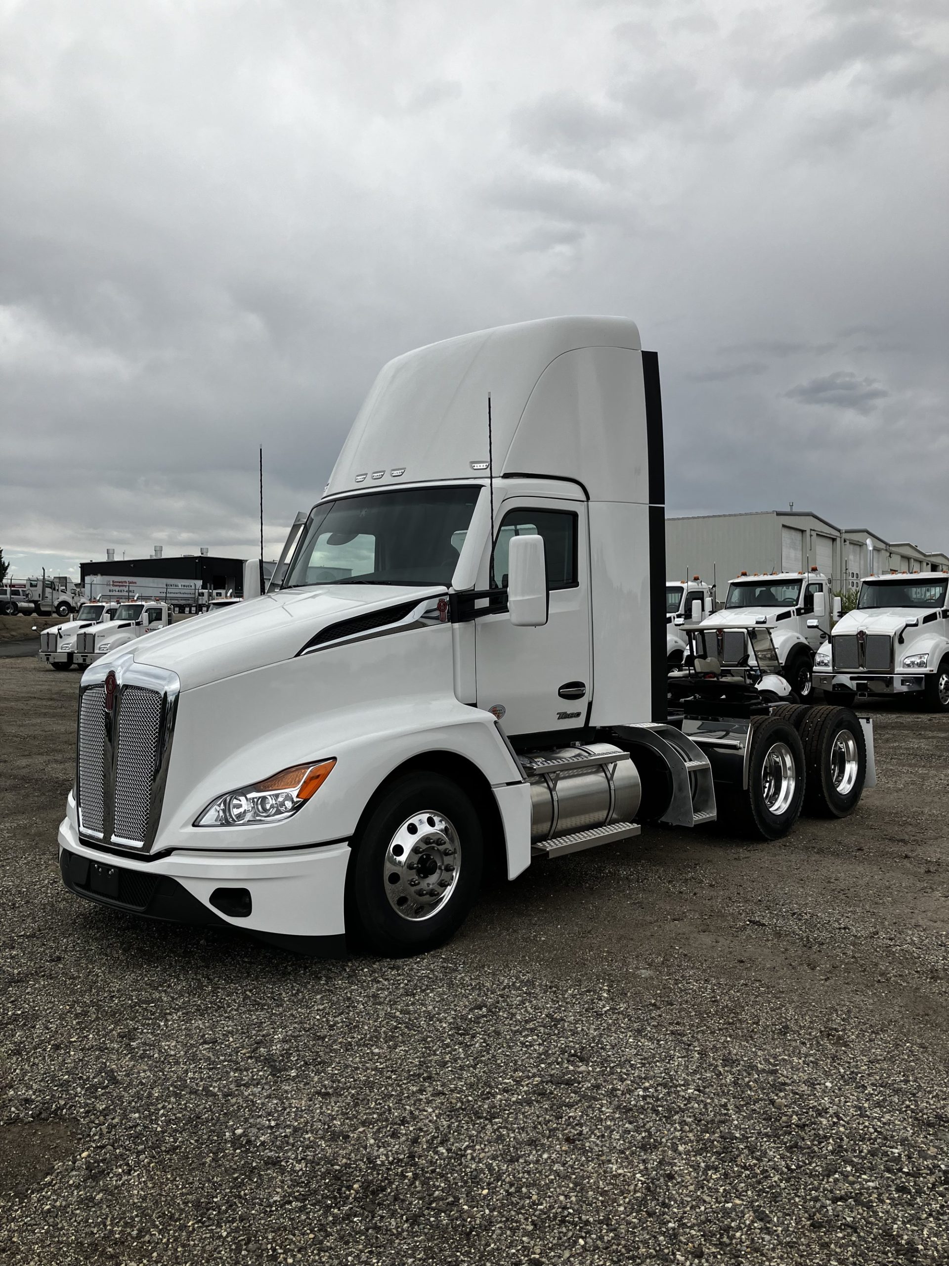 2025 Kenworth T680 - image 2 of 4