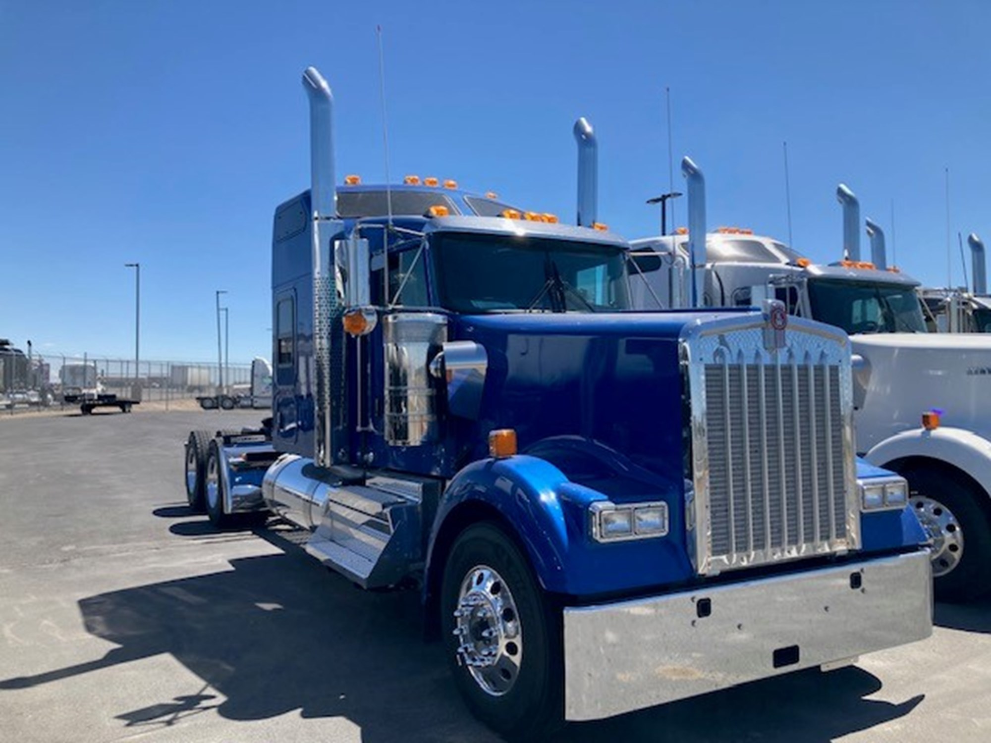 2025 Kenworth W900B - image 1 of 5