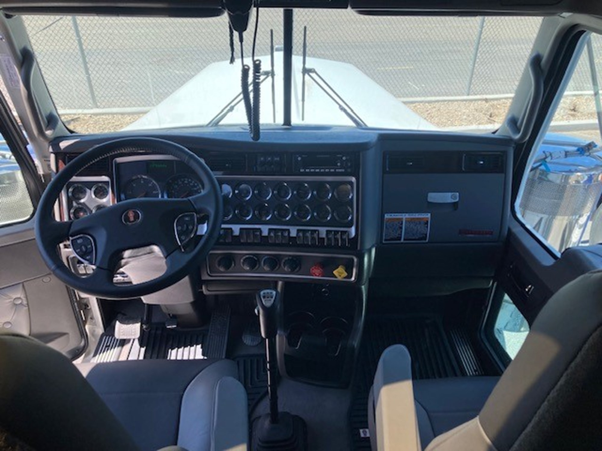 2025 Kenworth W900B - image 3 of 5