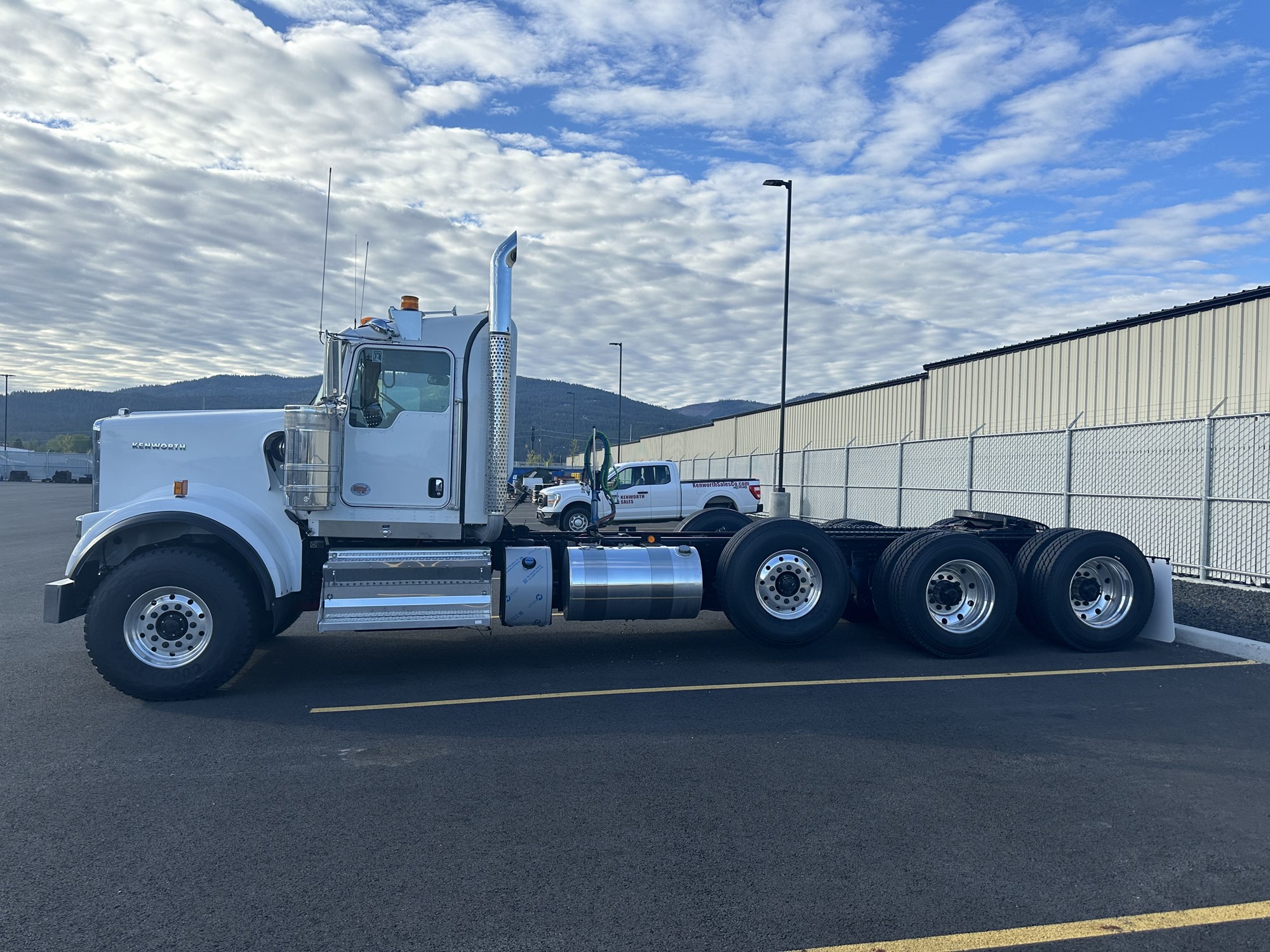 2025 Kenworth W900B - image 2 of 6