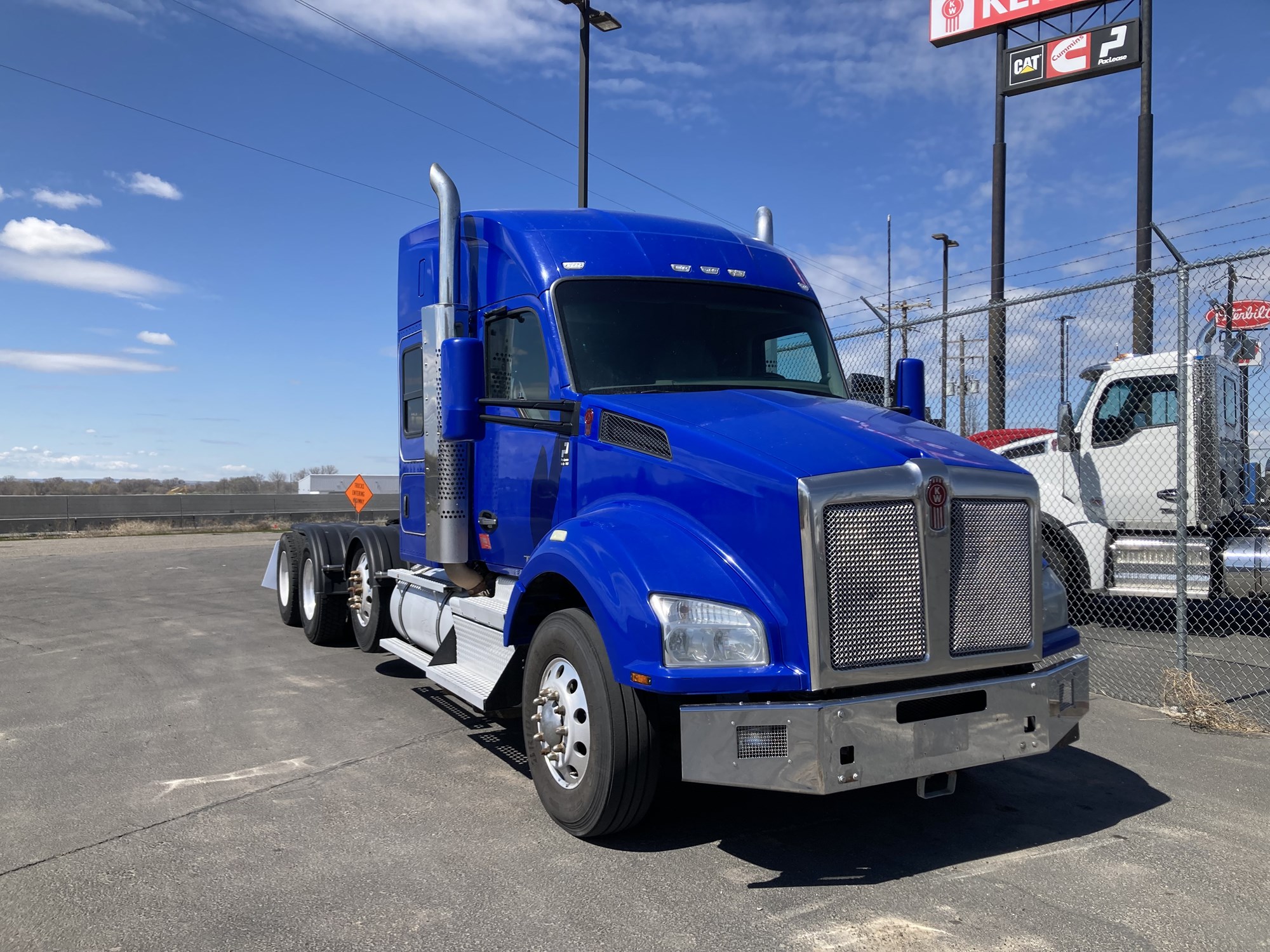 2018 Kenworth T880 - image 2 of 6