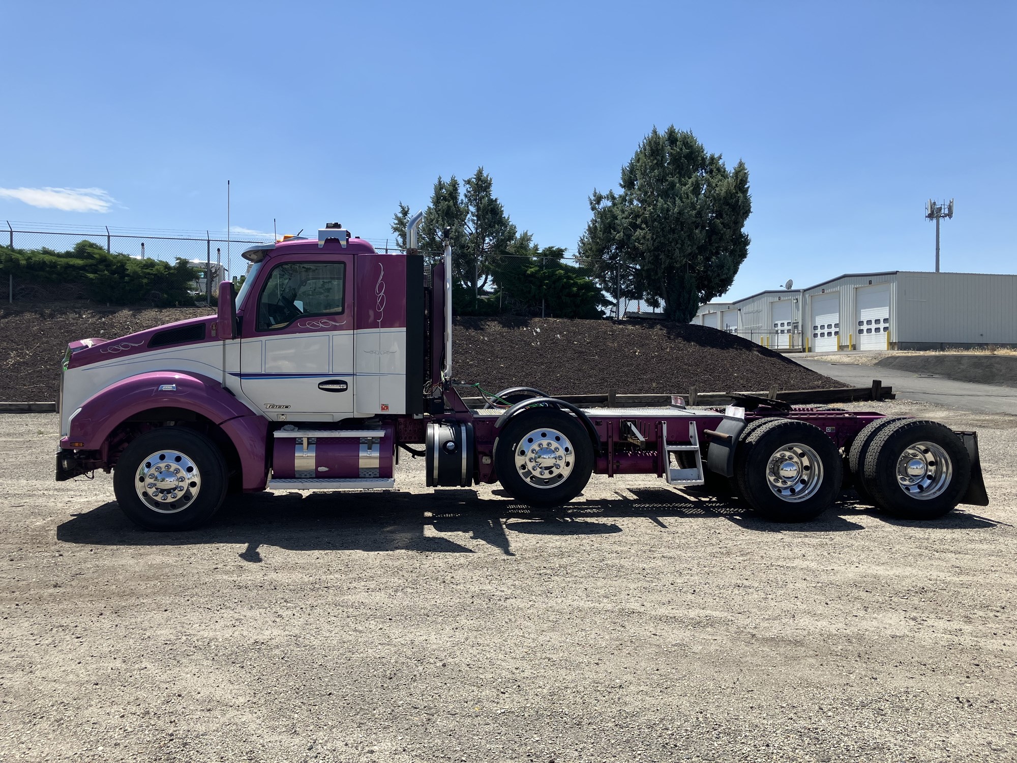 2018 Kenworth T880 - image 2 of 6