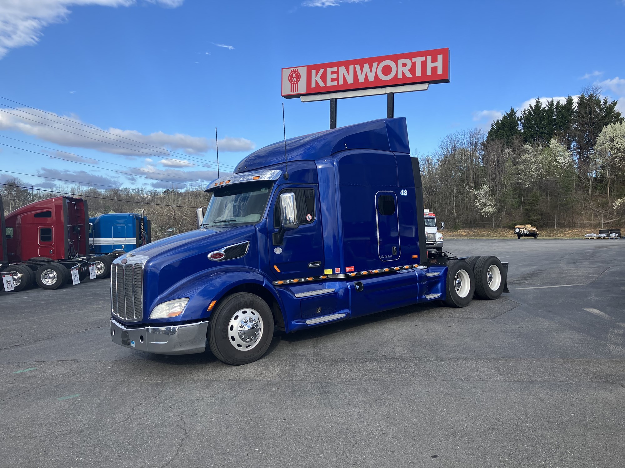 2020 Peterbilt 579 - image 1 of 6