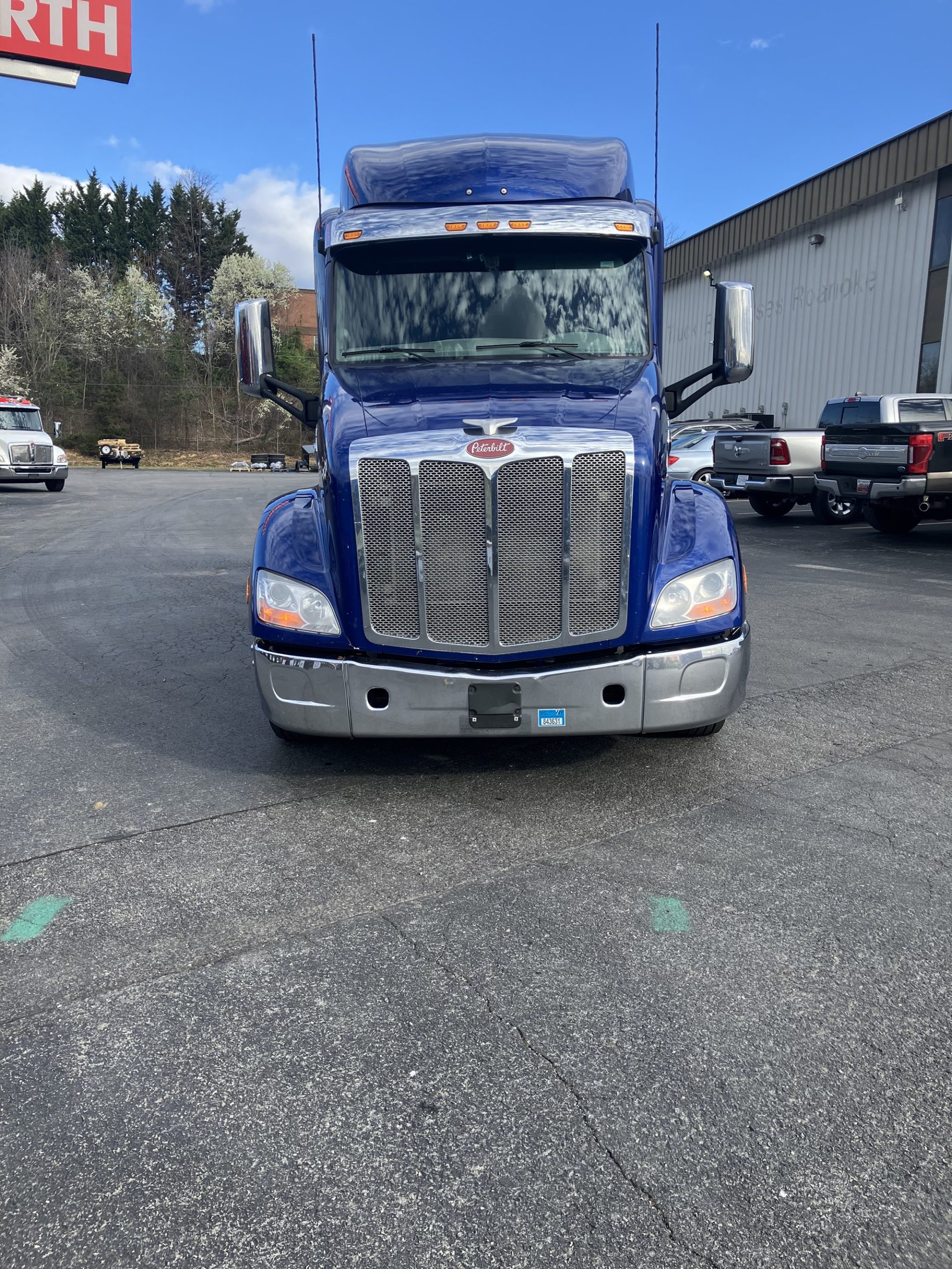 2020 Peterbilt 579 - image 2 of 6