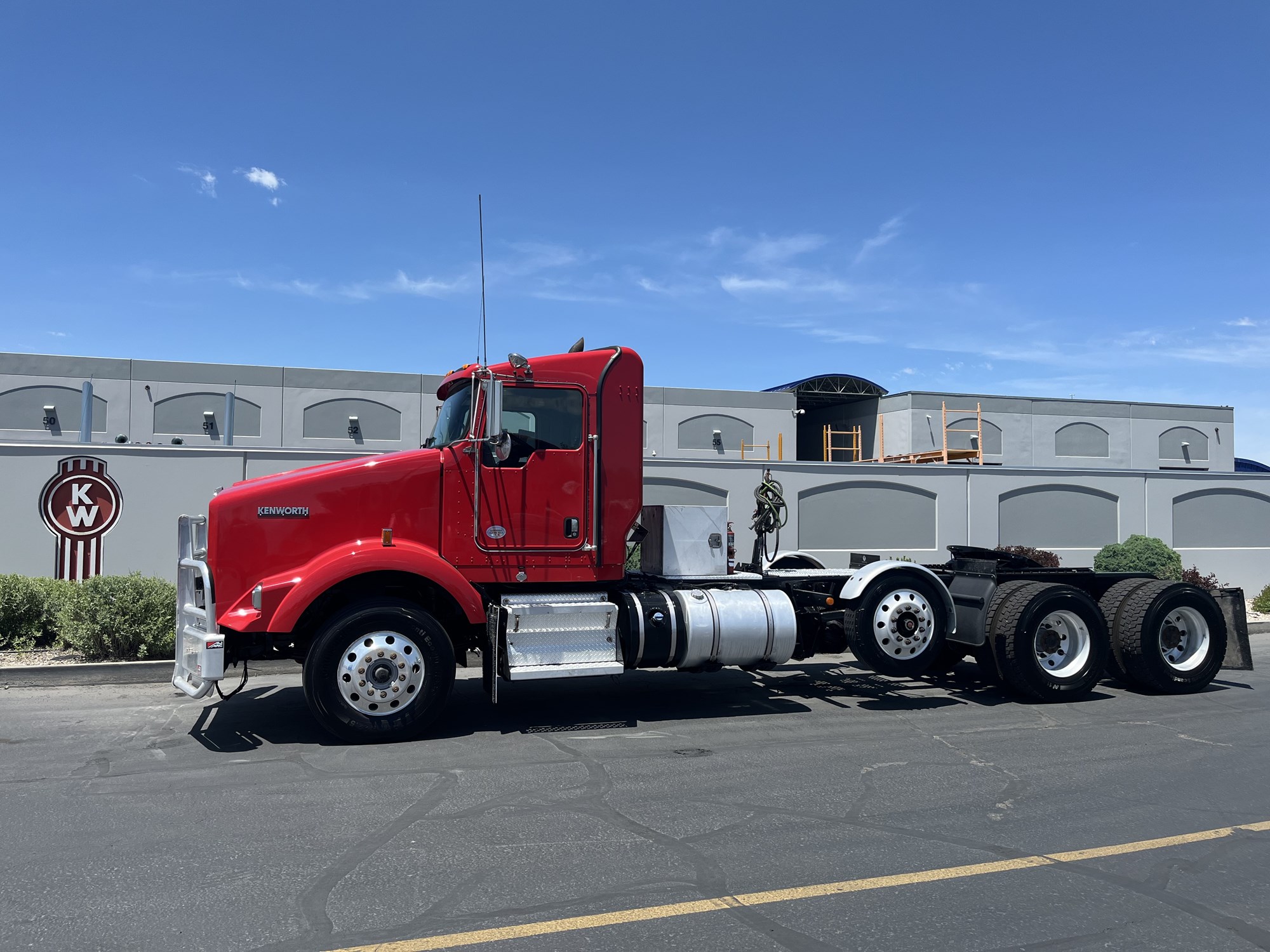 2020 Kenworth T800 - image 1 of 6