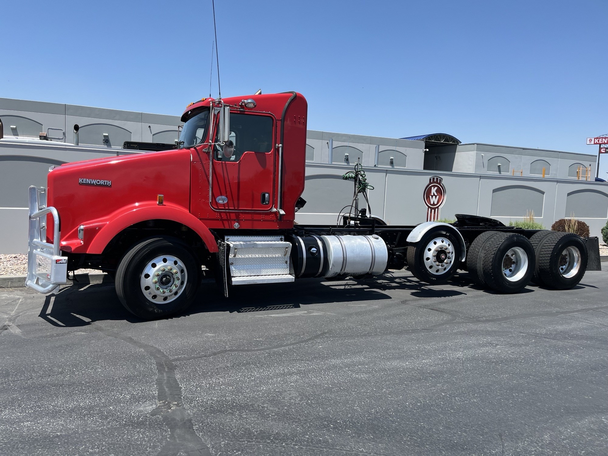 2020 Kenworth T800 - image 1 of 6