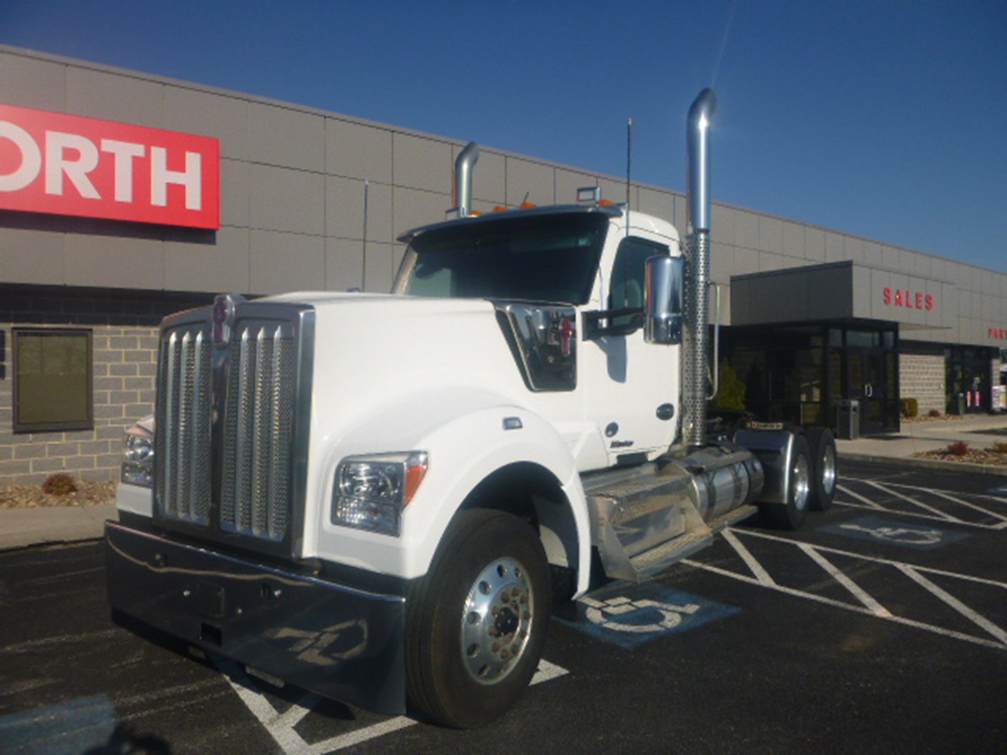 2020 Kenworth W990 - image 2 of 6