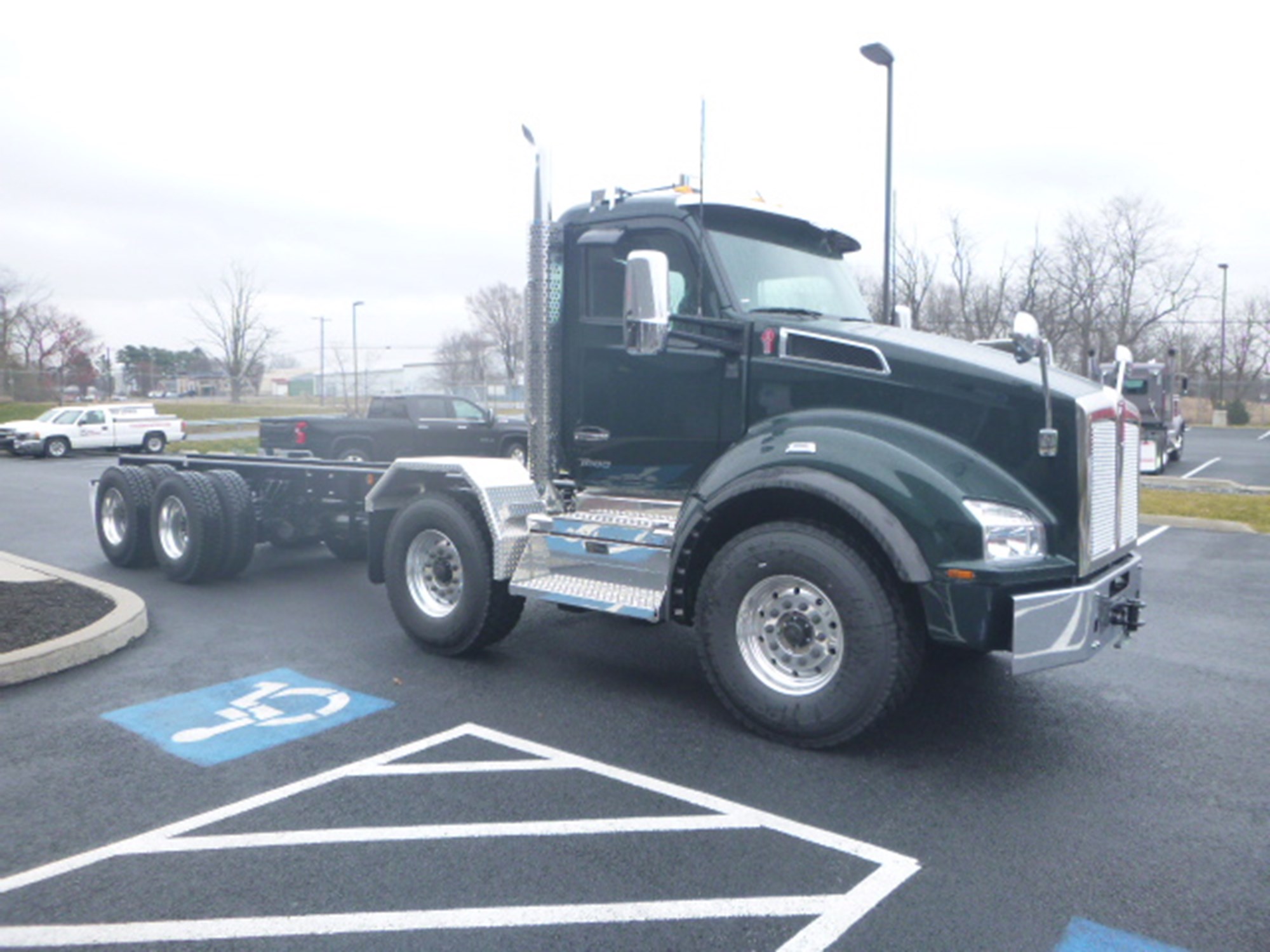 2023 Kenworth T880 - image 2 of 6