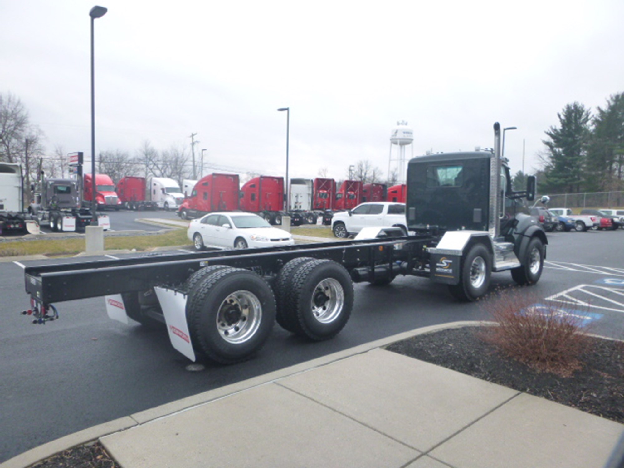 2023 Kenworth T880 - image 3 of 6