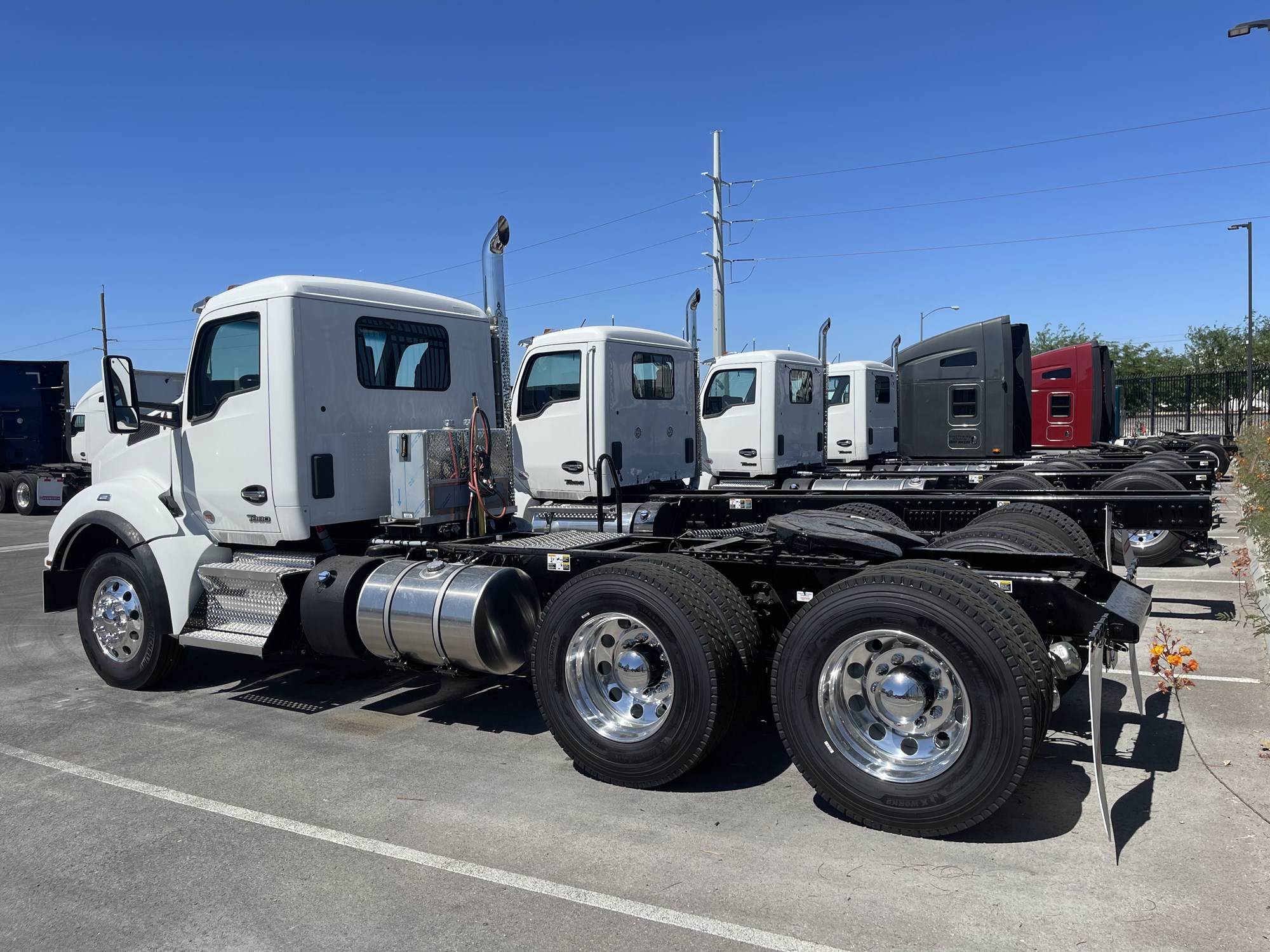 2025 Kenworth T880 - image 2 of 2