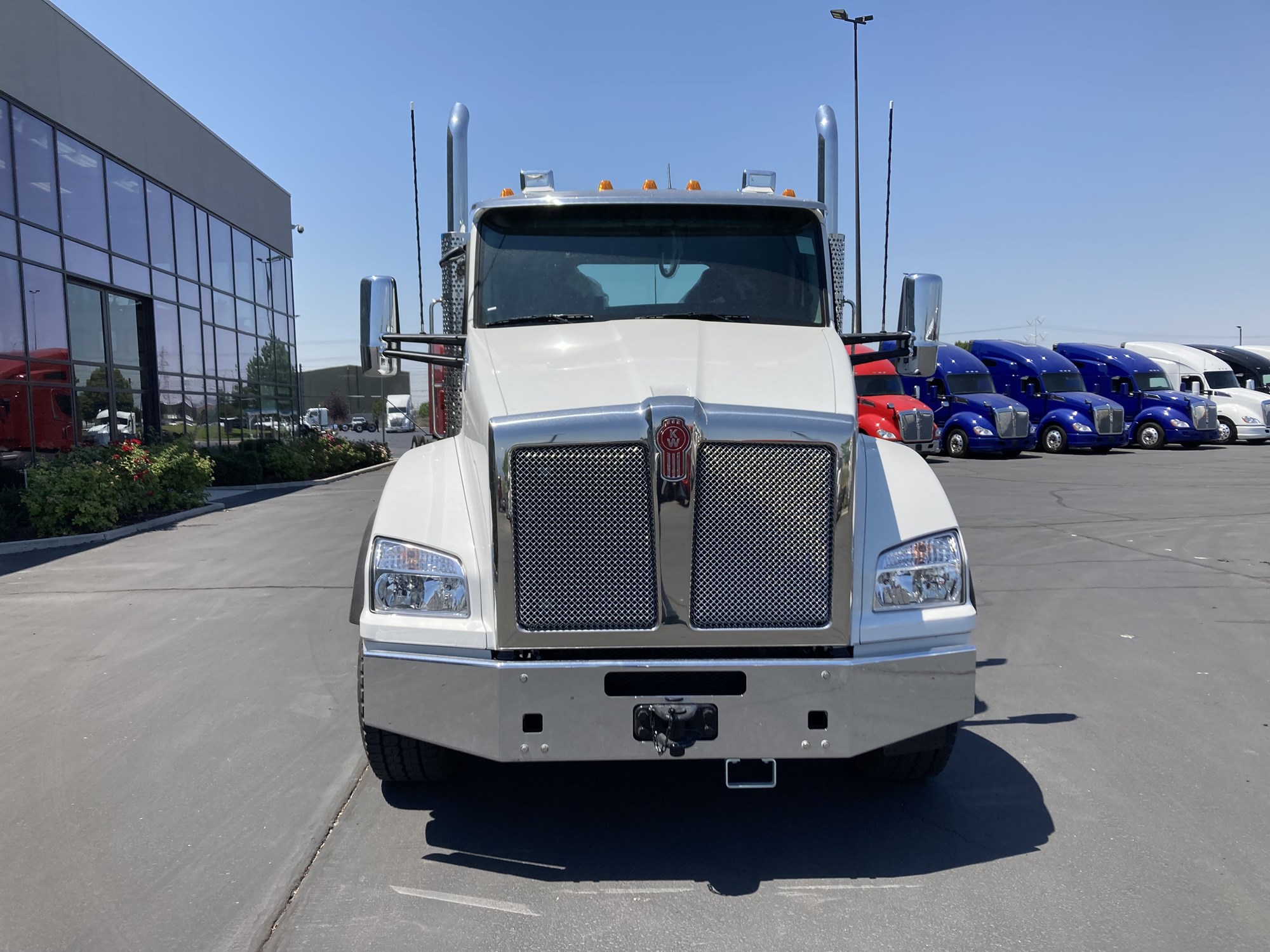 2025 Kenworth T880 - image 2 of 6