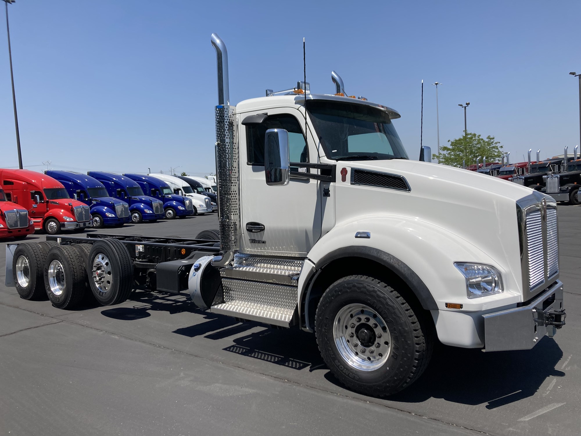 2025 Kenworth T880 - image 3 of 6