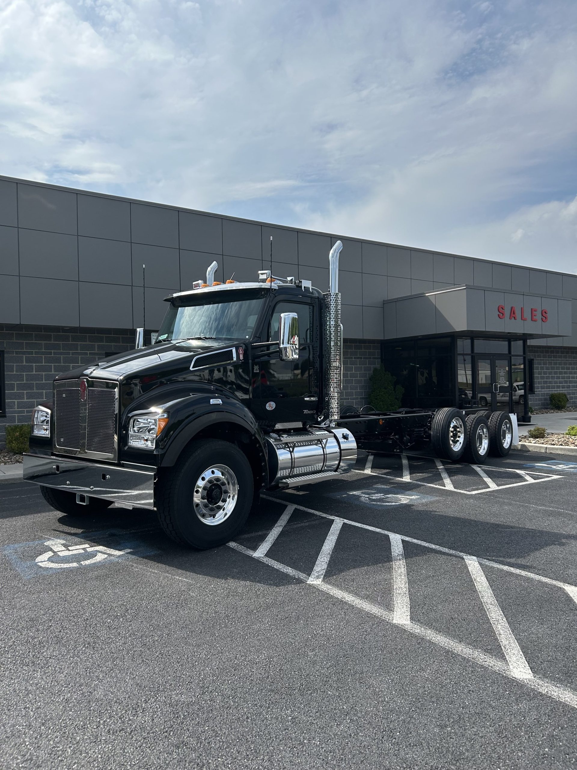 2025 Kenworth T880 - image 1 of 6