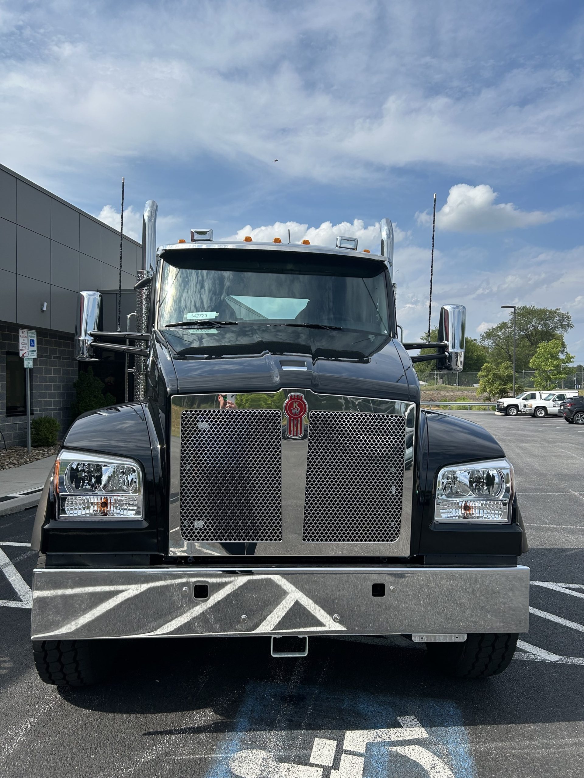 2025 Kenworth T880 - image 2 of 6