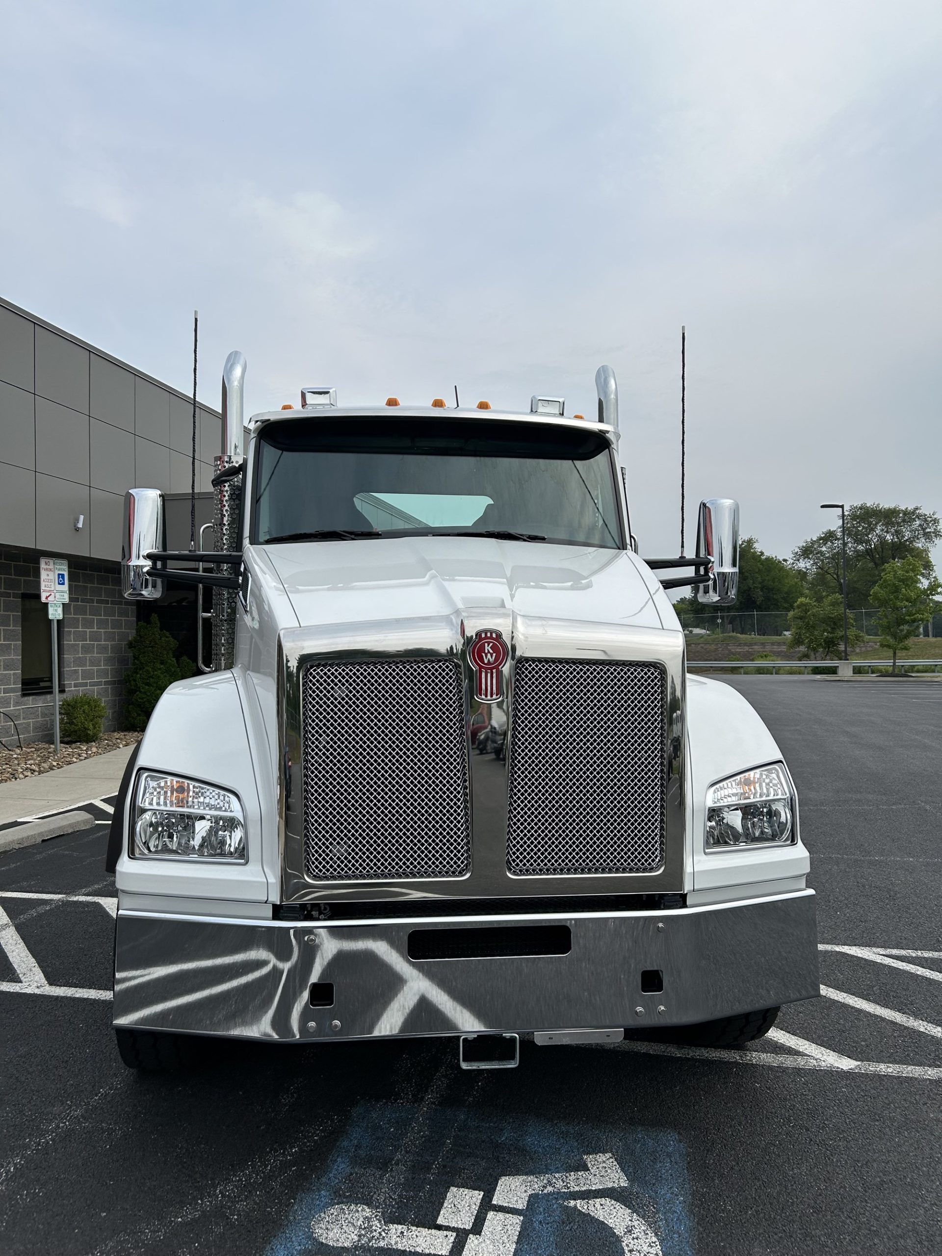 2025 Kenworth T880 - image 2 of 6