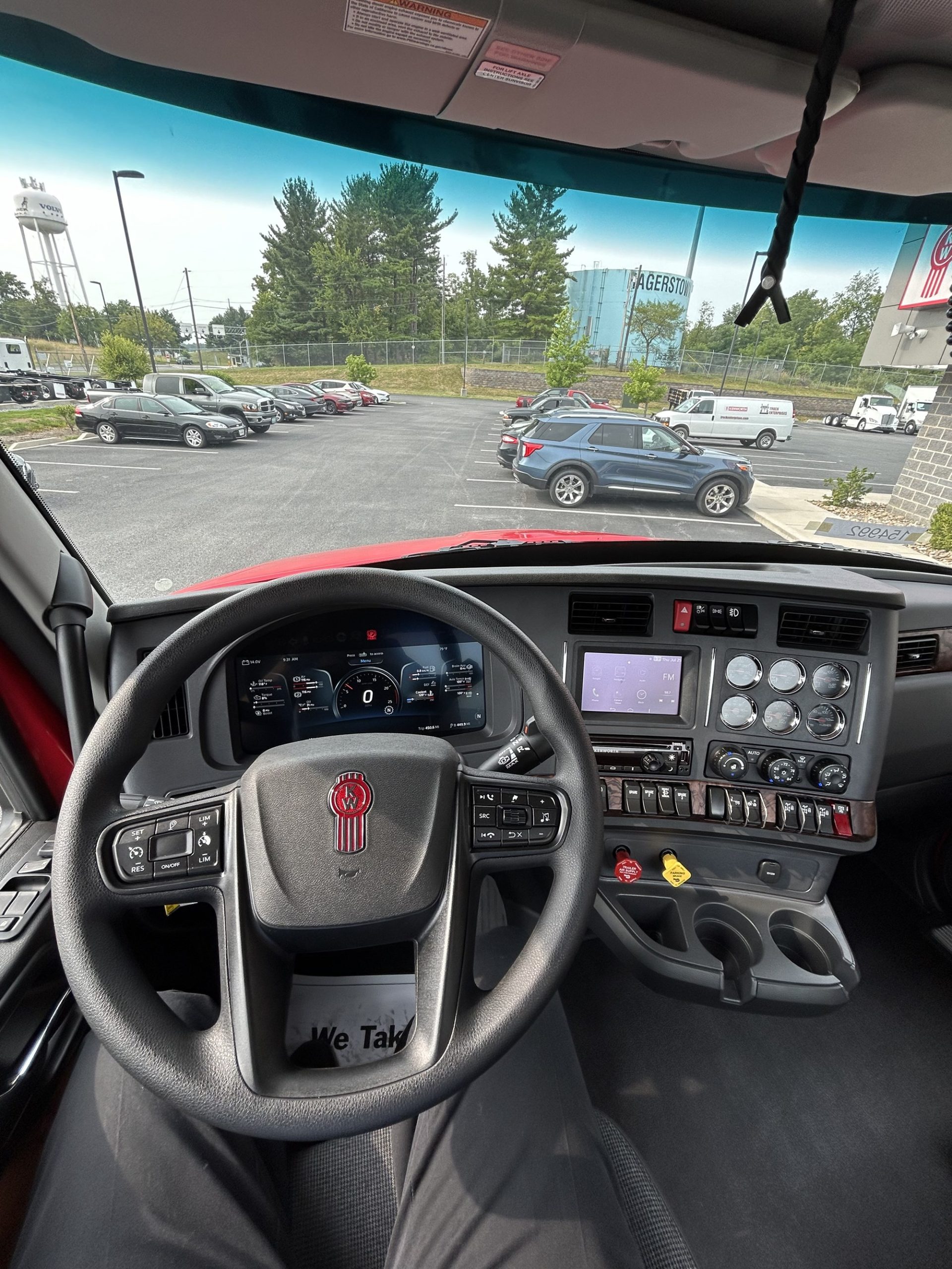 2025 Kenworth T880 - image 2 of 6