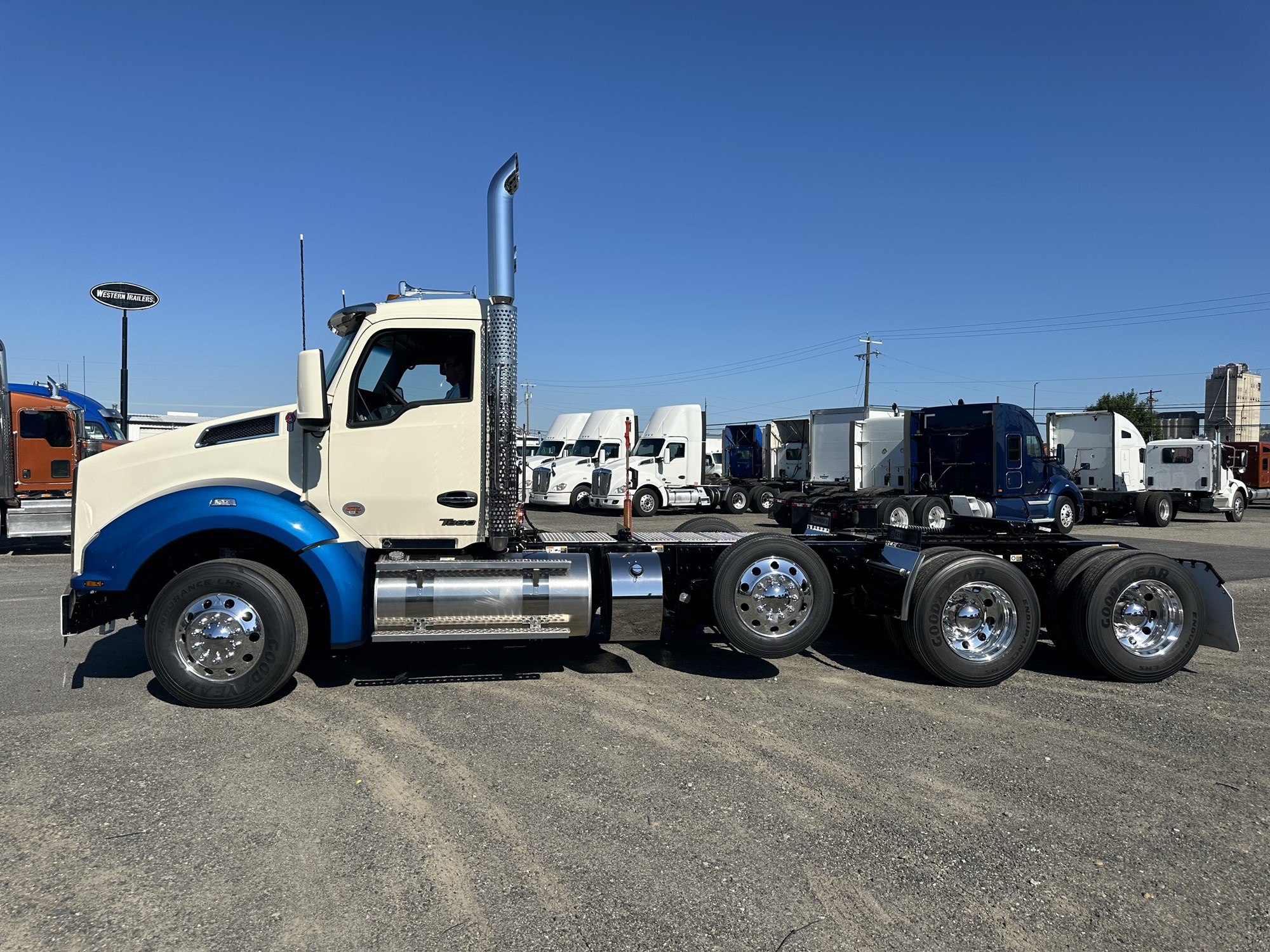 2025 Kenworth T880 - image 2 of 6